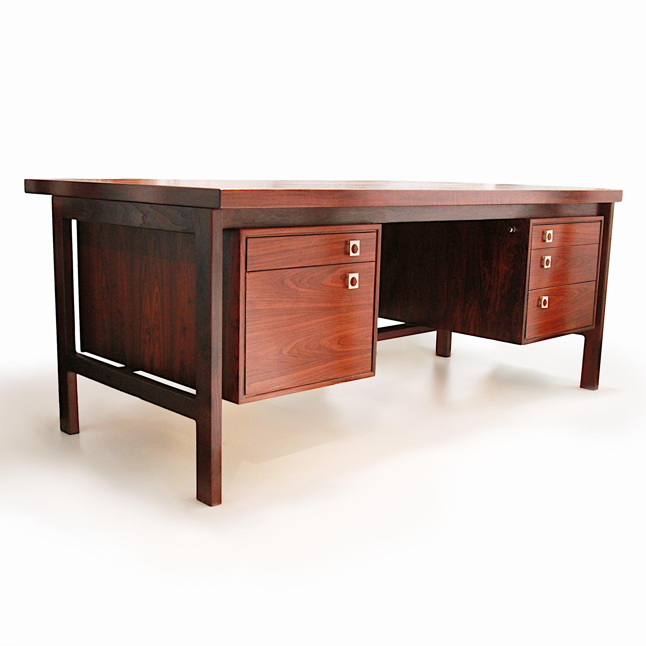 Dies ist ein wunderbarer Schreibtisch, der von Arne Vodder für den dänischen Möbelhersteller H.P. entworfen wurde. Hansen. 

Merkmale des Schreibtisches:

- Buchgefertigtes Palisanderfurnier
- Rahmen aus massivem Palisanderholz
- Hardware aus
