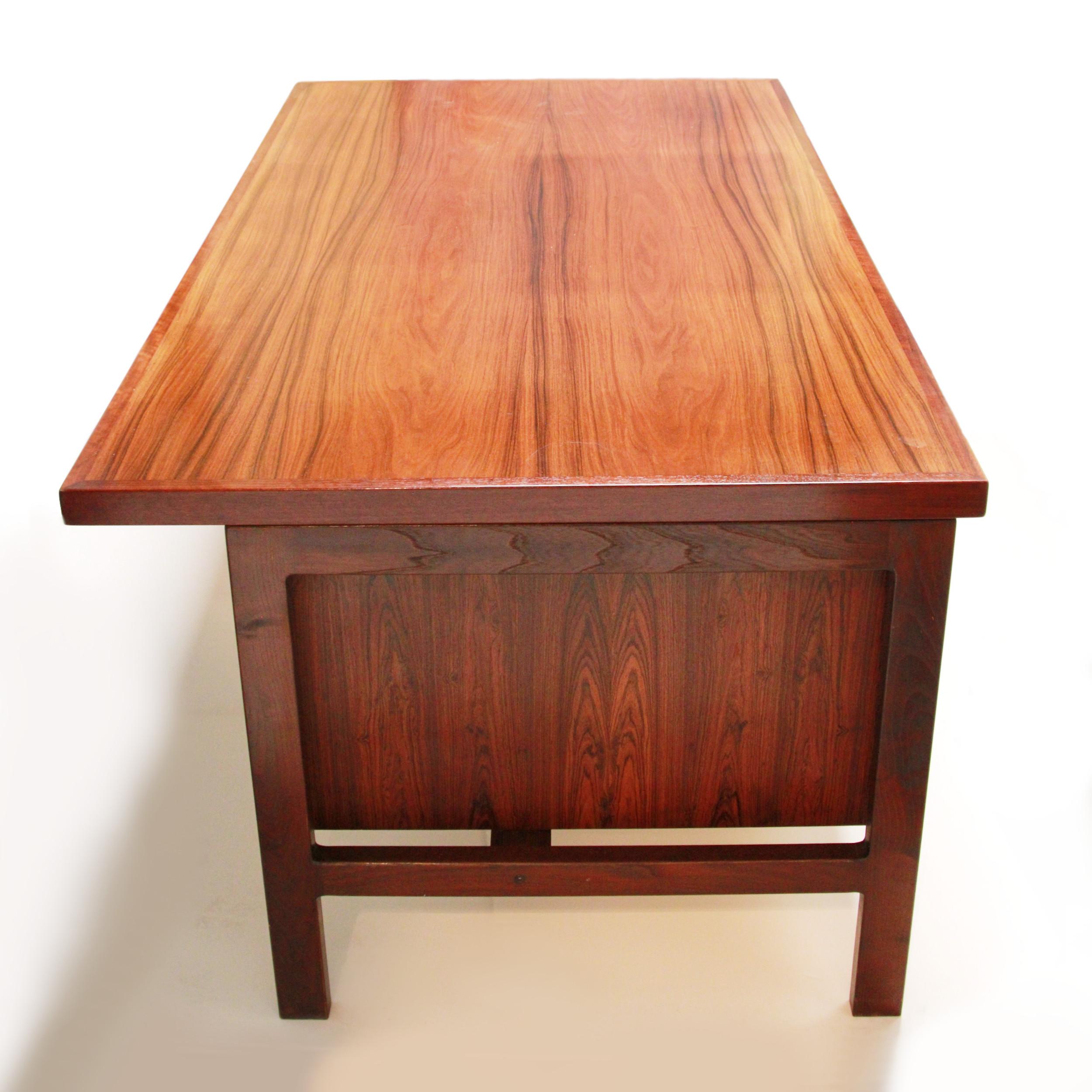 Vintage 1970s Mid-Century Danish Modern Rosewood Executive Desk by Arne Vodder In Good Condition For Sale In Lafayette, IN
