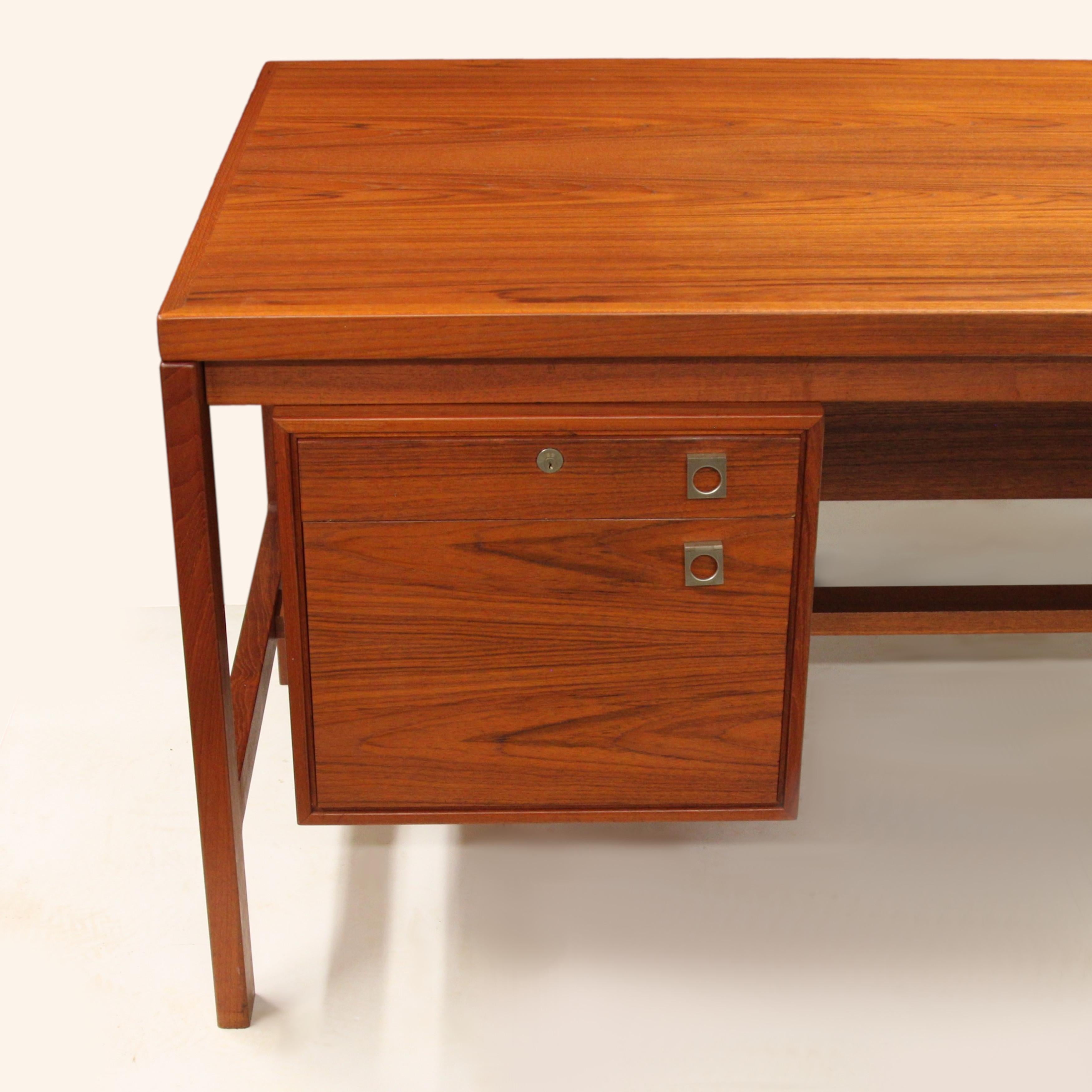 Vintage 1970s Mid-Century Danish Modern Teak Executive Desk by Arne Vodder 4