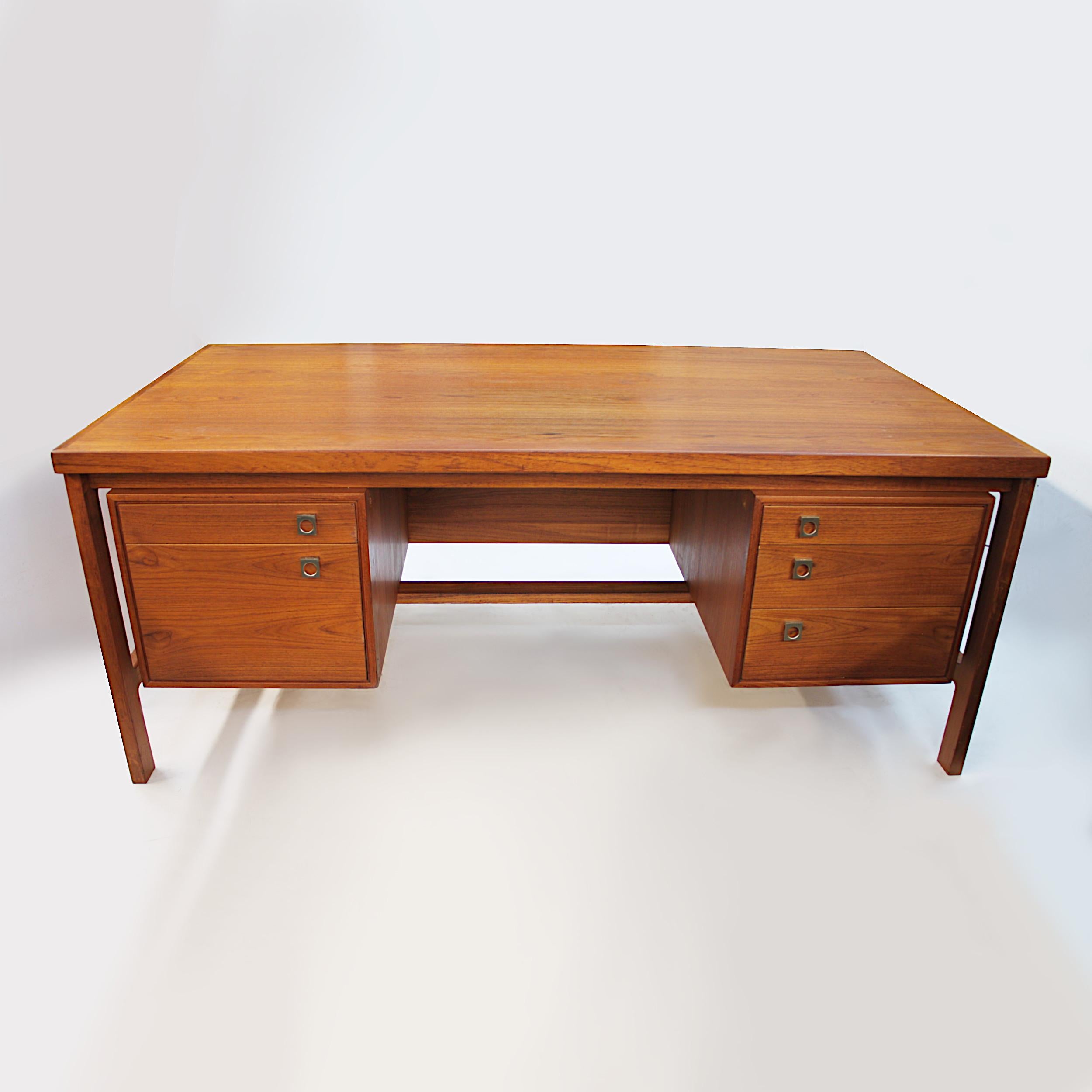 Veneer Vintage 1970s Mid-Century Danish Modern Teak Executive Desk by Arne Vodder