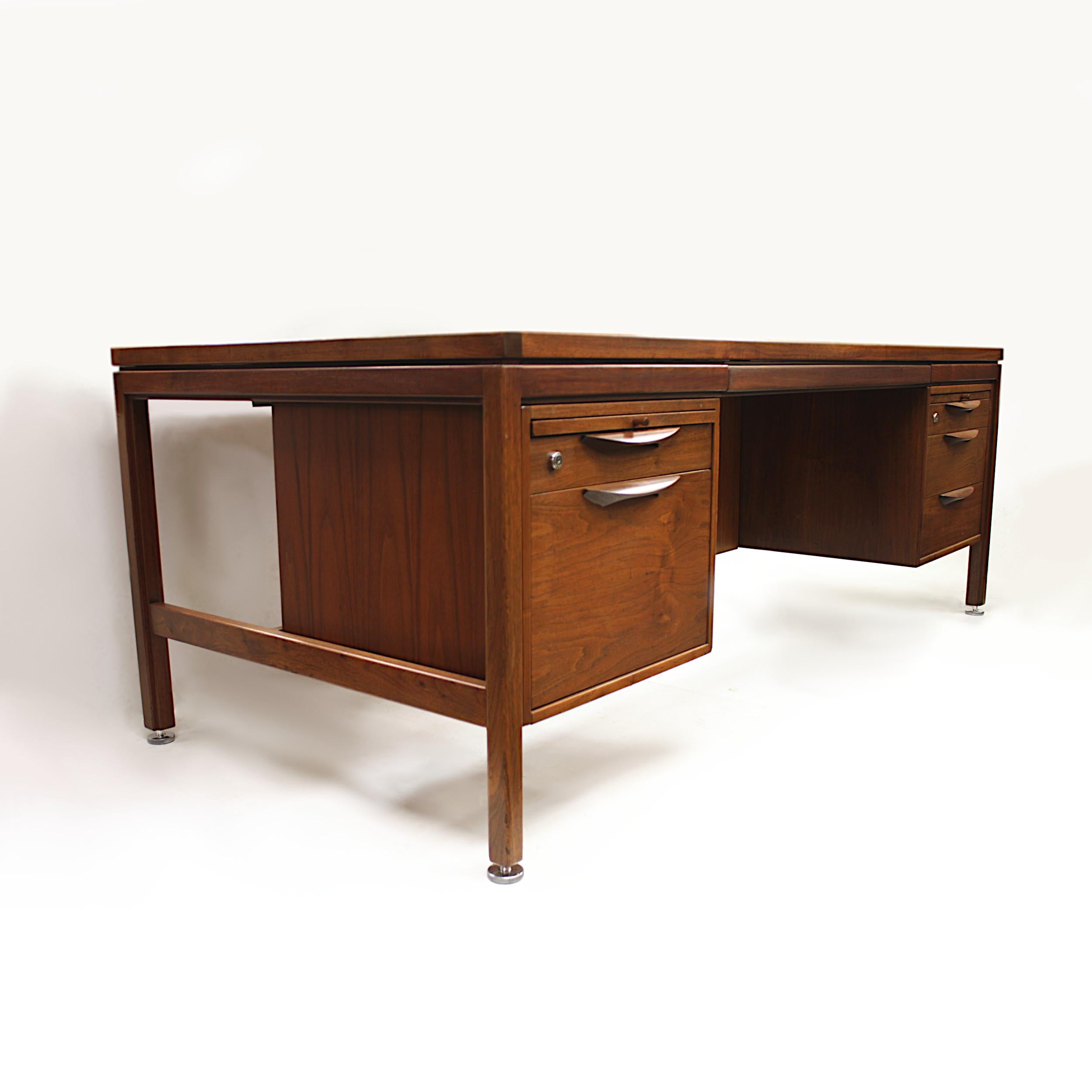 This wonderful executive desk was designed and manufactured by Jens Risom design and produced during the mid-late 1970s. The desk includes many interesting details including, Dual cabinets, solid aluminum height-adjustable feet, gorgeous parabolic