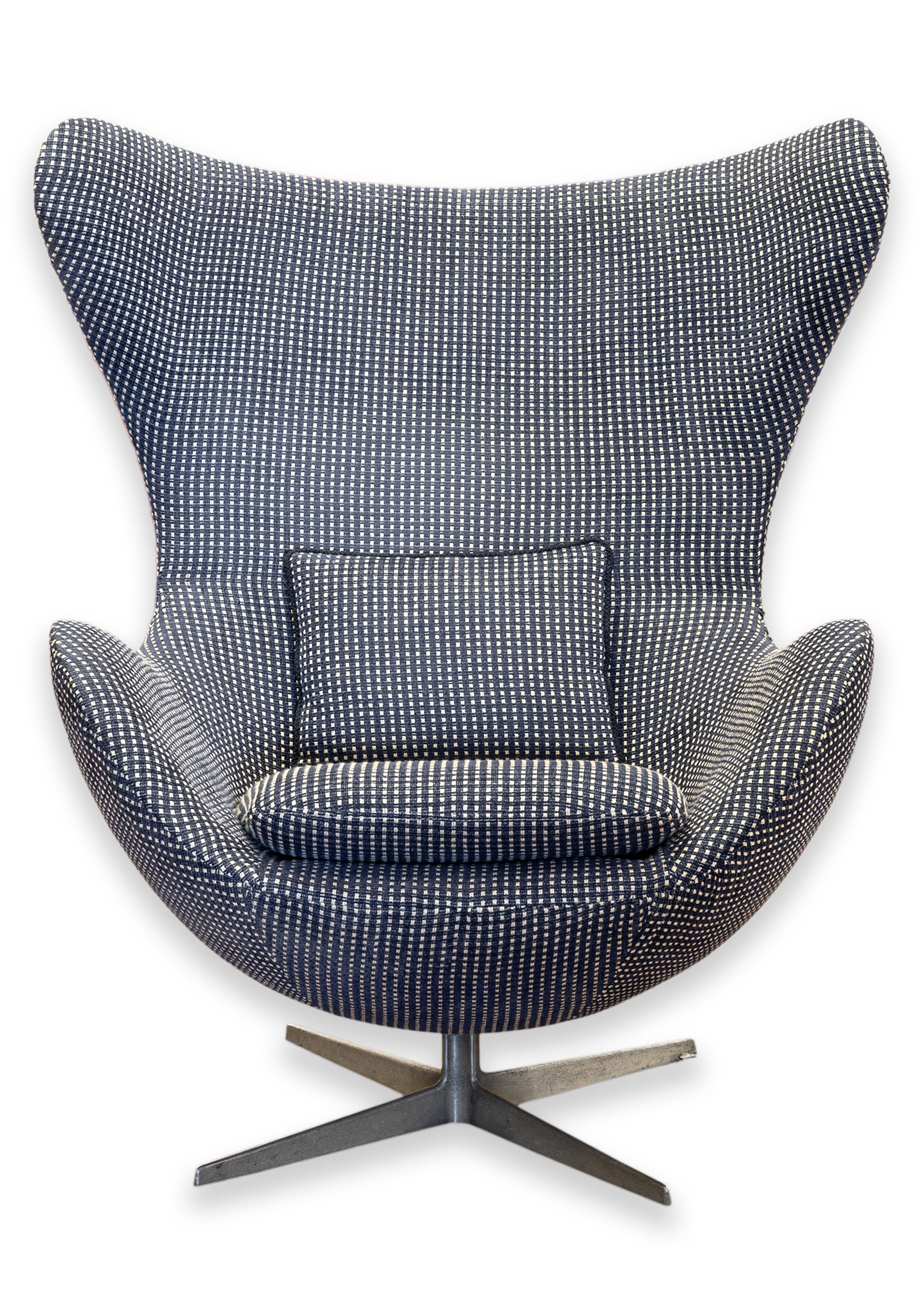 Vintage 1970s Mid Century Modern Arne Jacobsen Egg Chair Blue Checkered Fabric For Sale 4