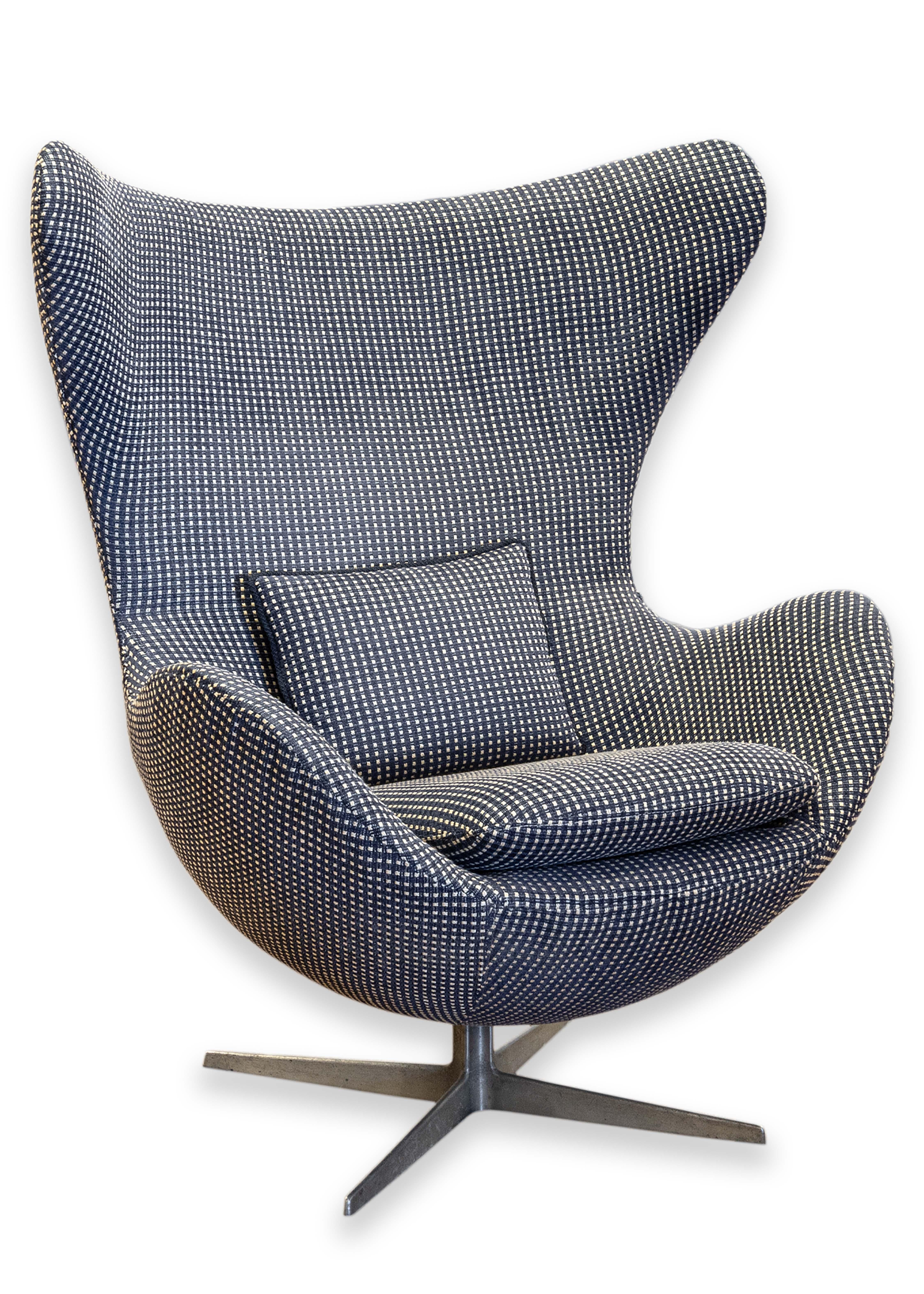 Vintage 1970s Mid Century Modern Arne Jacobsen Egg Chair Blue Checkered Fabric For Sale 5