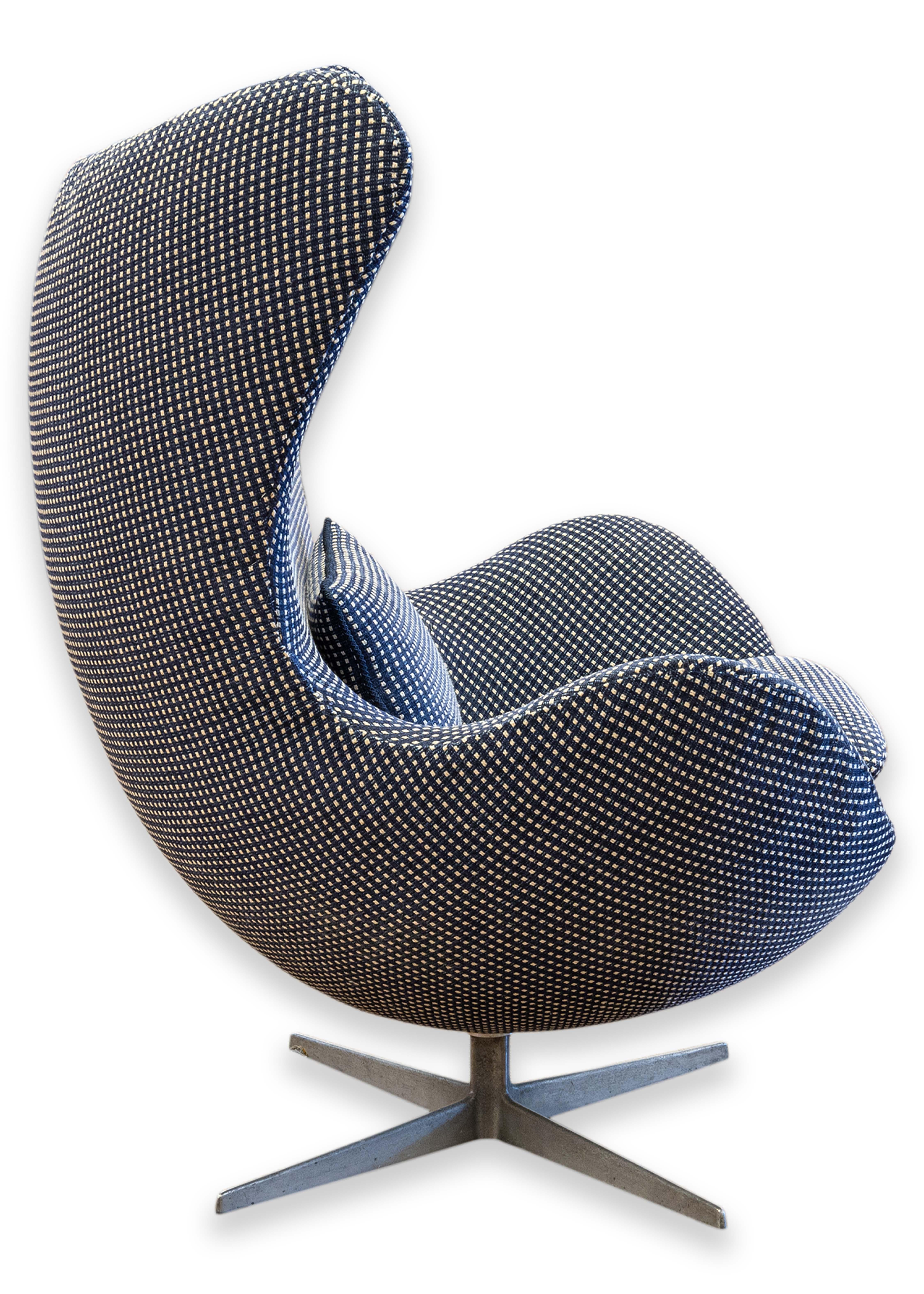 Vintage 1970s Mid Century Modern Arne Jacobsen Egg Chair Blue Checkered Fabric For Sale 6