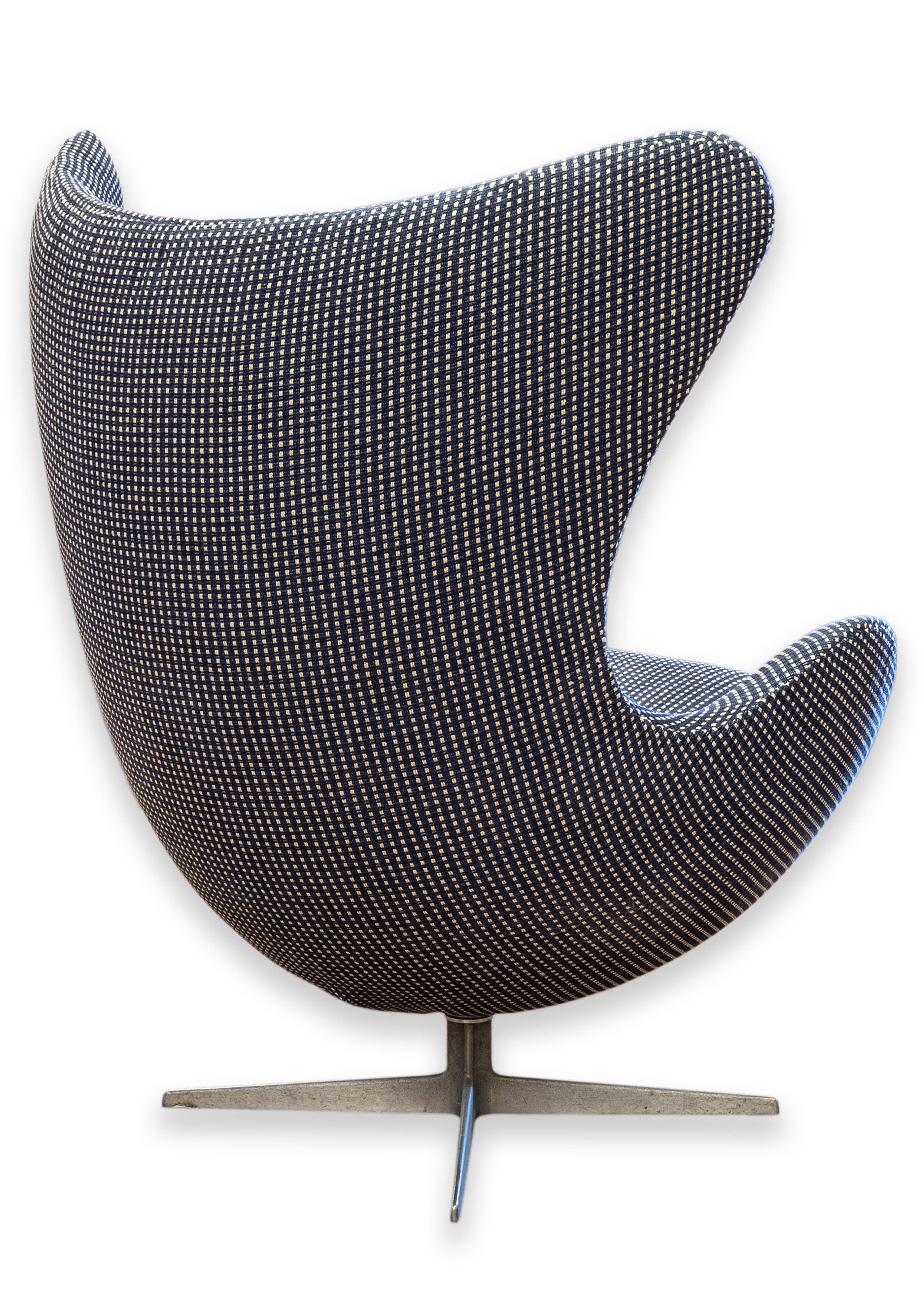 Vintage 1970s Mid Century Modern Arne Jacobsen Egg Chair Blue Checkered Fabric For Sale 7