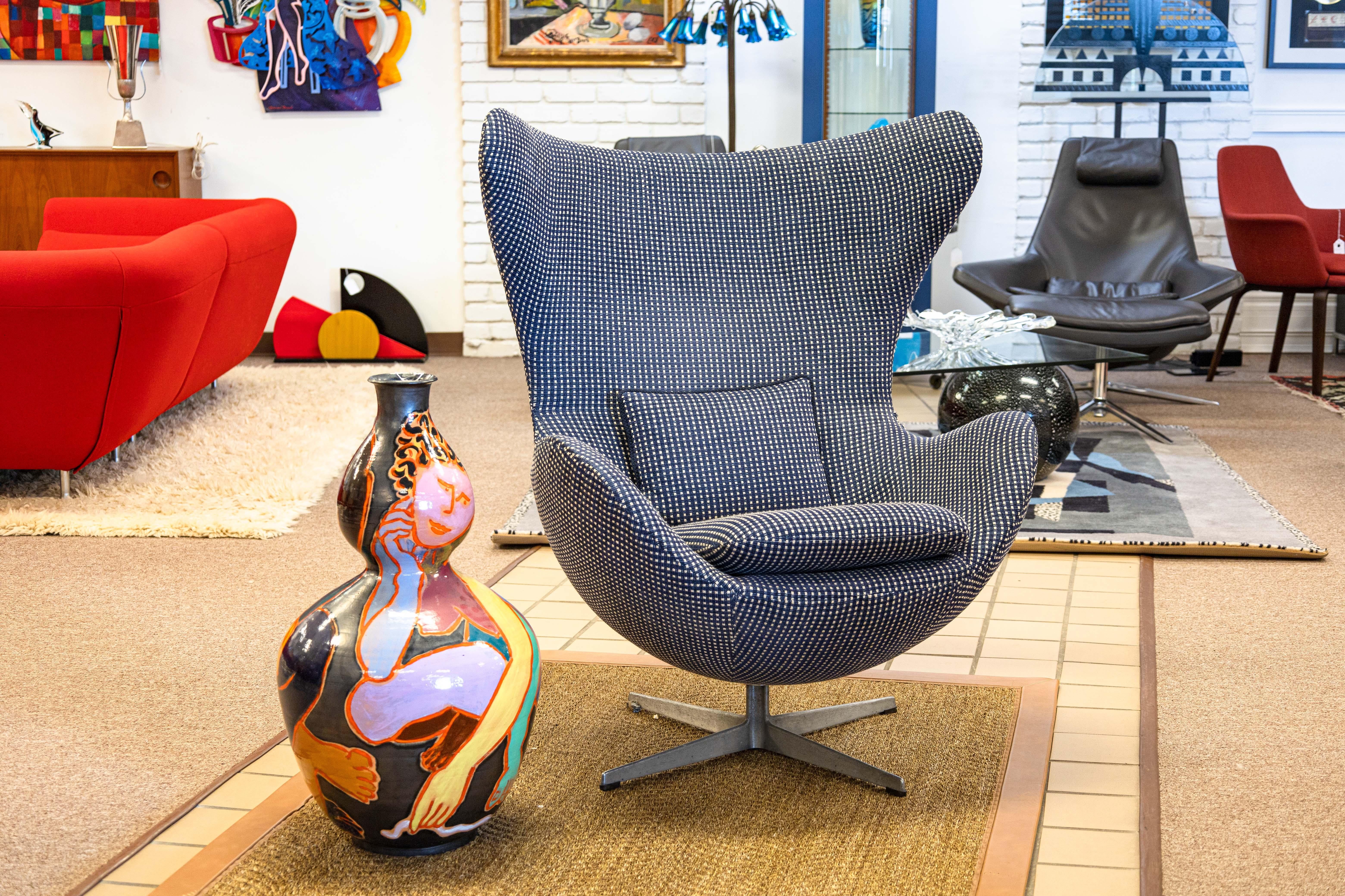 A vintage 1970s Arne Jacobsen egg chair. This lovely accent lounge chair is a staple of the mid century modern era. Arne Jacobsen originally designed this chair for the SAS Royal Hotel in 1958. The Danish design has an organic, sculptural form,
