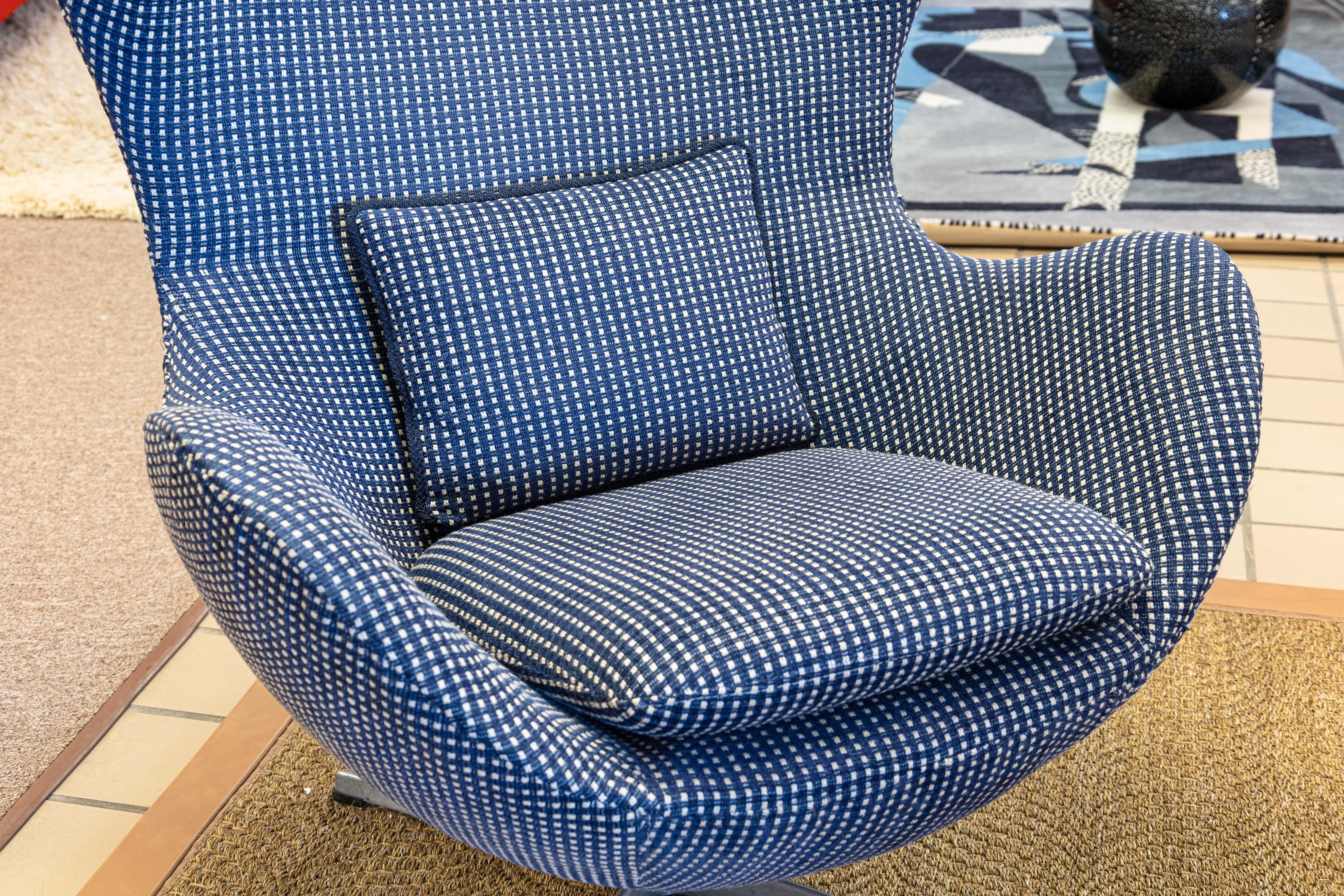 Vintage 1970s Mid Century Modern Arne Jacobsen Egg Chair Blue Checkered Fabric In Good Condition For Sale In Keego Harbor, MI