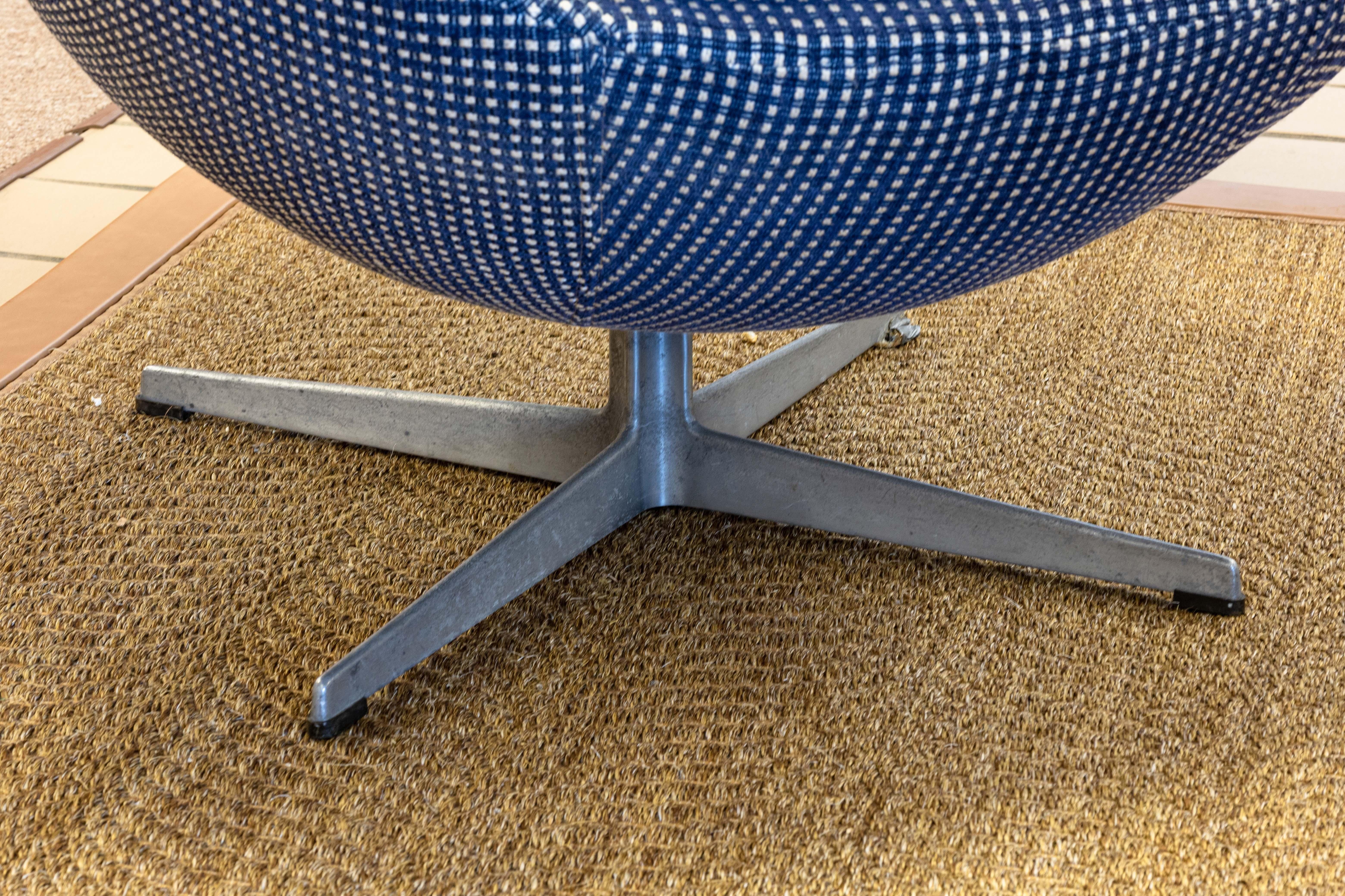 Vintage 1970s Mid Century Modern Arne Jacobsen Egg Chair Blue Checkered Fabric For Sale 3
