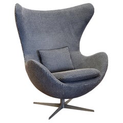 Vintage By 1970 Mid Century Modern Arne Jacobsen Egg Chair Tessuto a scacchi blu