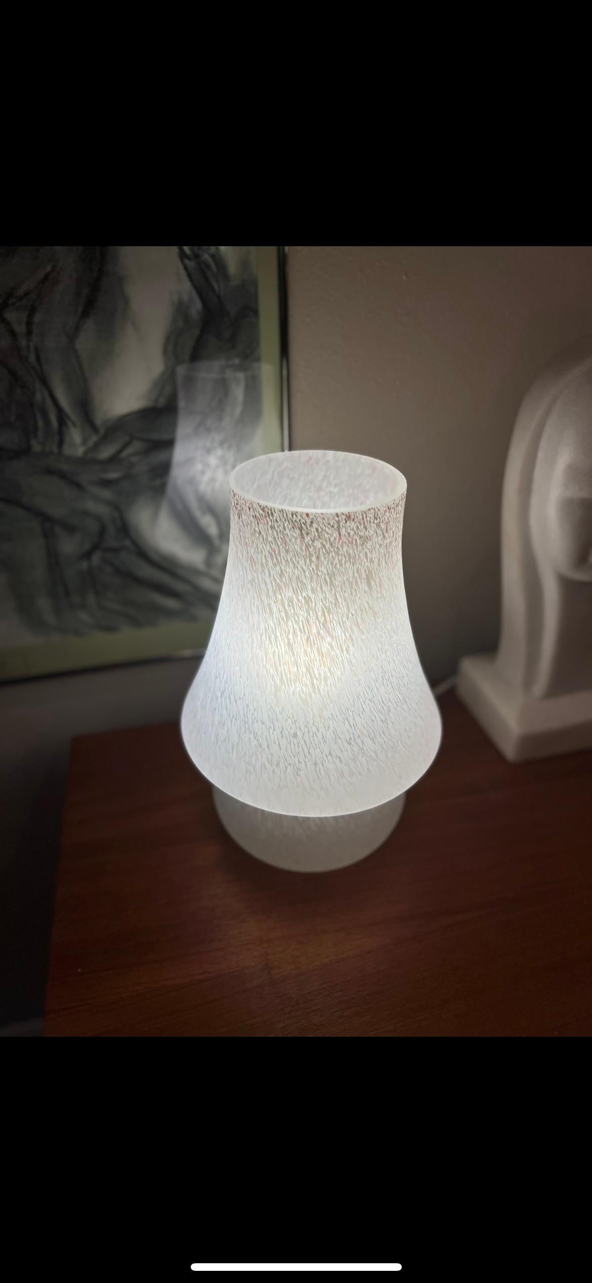 Vintage Italian Murano mushroom lamp from the 70s. The lamp is white with pink confetti throughout. In excellent condition. 

Dimensions: 
13” H x 9” W.