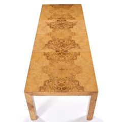 Table de salle à manger Parsons en bois de broussin extensible de style Milo Baughman des années 1970