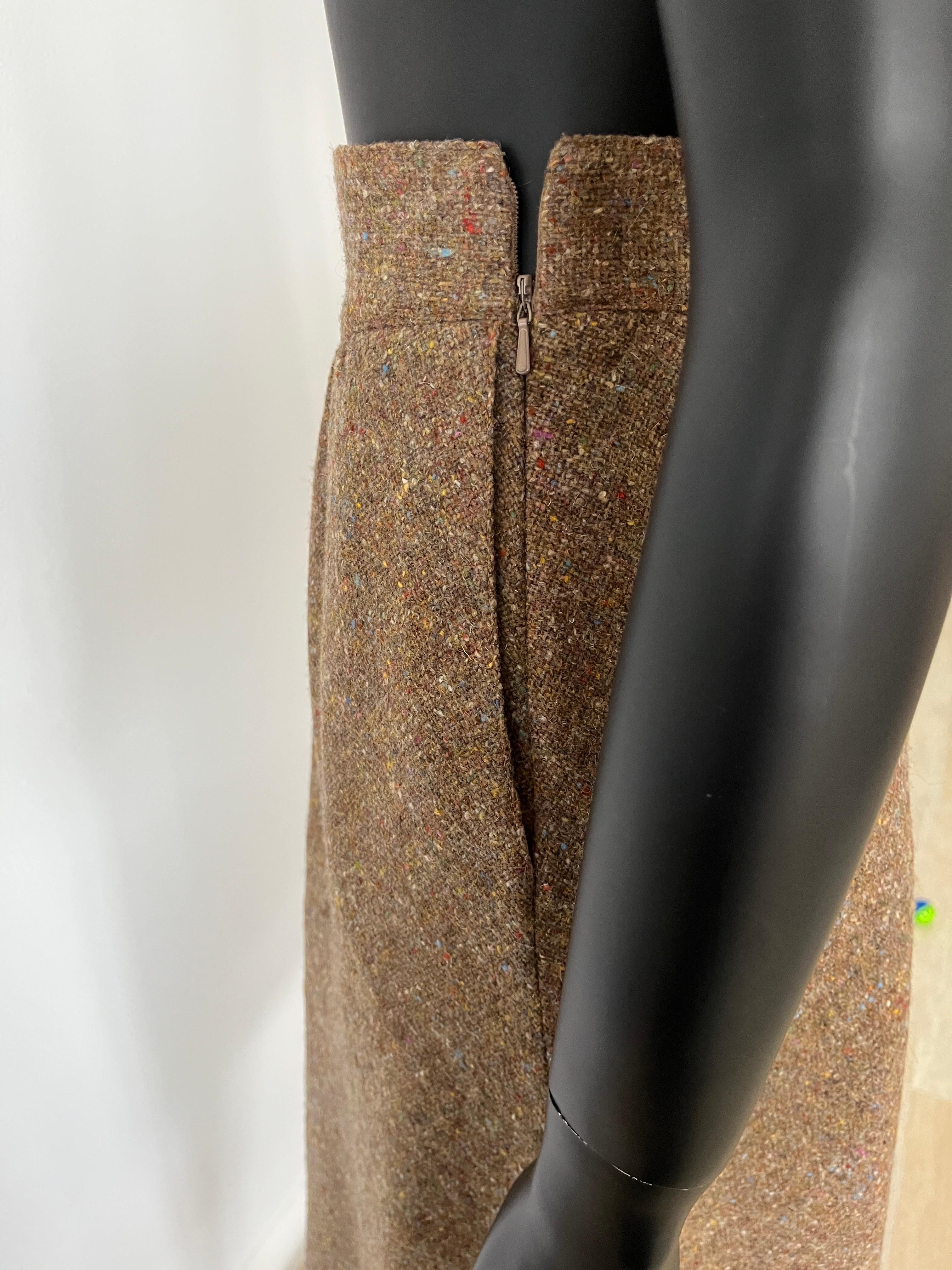 Vintage MISSONI Wool tweed skirt from the 1970's.

Never been Worn. With original tag.

Beautiful tweed with cumberband waist.

Size 40 Italian, Small.

Made in Italy.

Colour - beige with fleck.