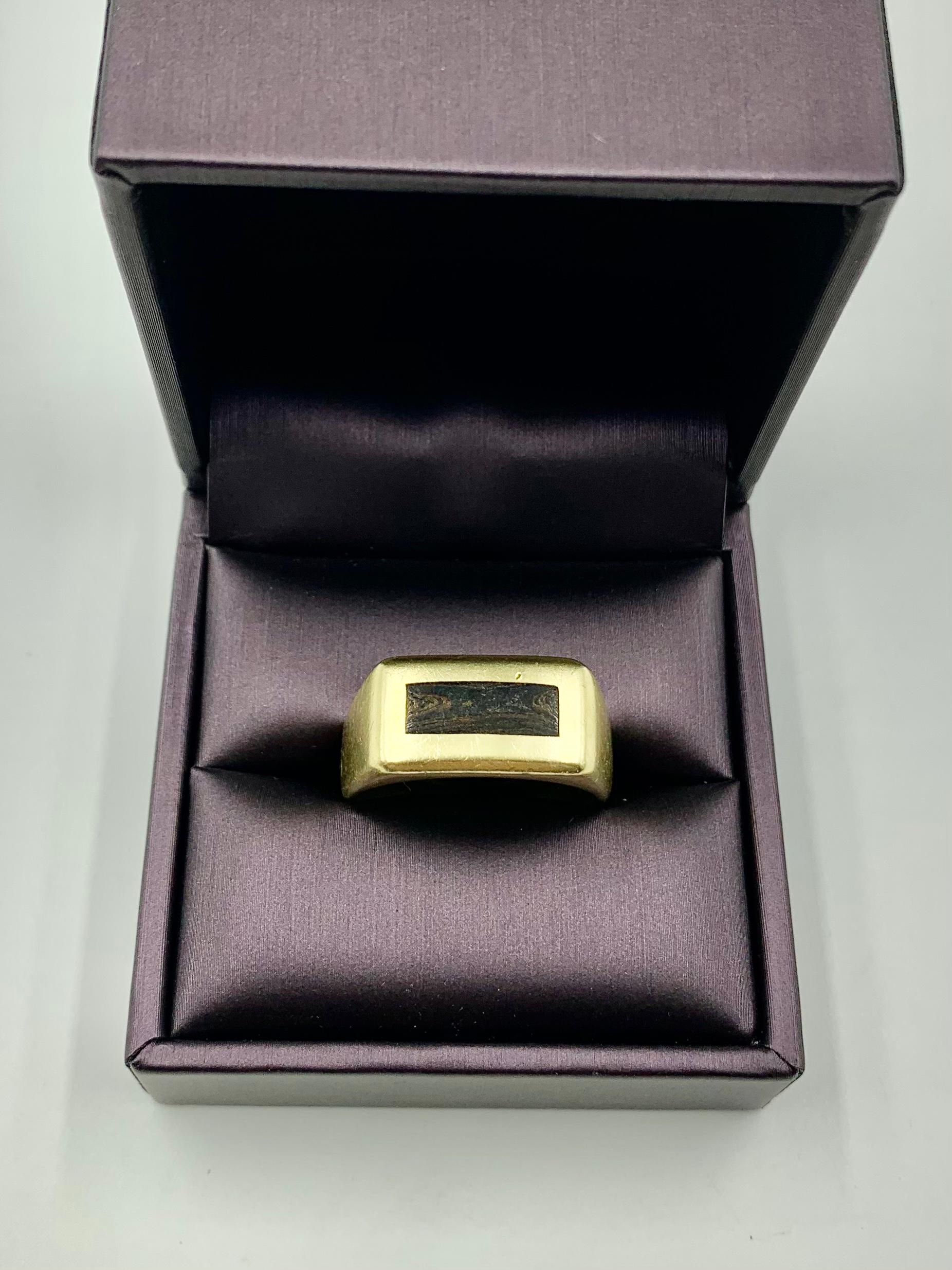 High quality, estate 18K gold and wood signet ring.
Classic design, possibly by one of the great European jewelry houses, nice patina with partial marks on the exterior. Attractively well worn.
Cartier, Van Cleef & Arpels, Boucheron, Gucci were