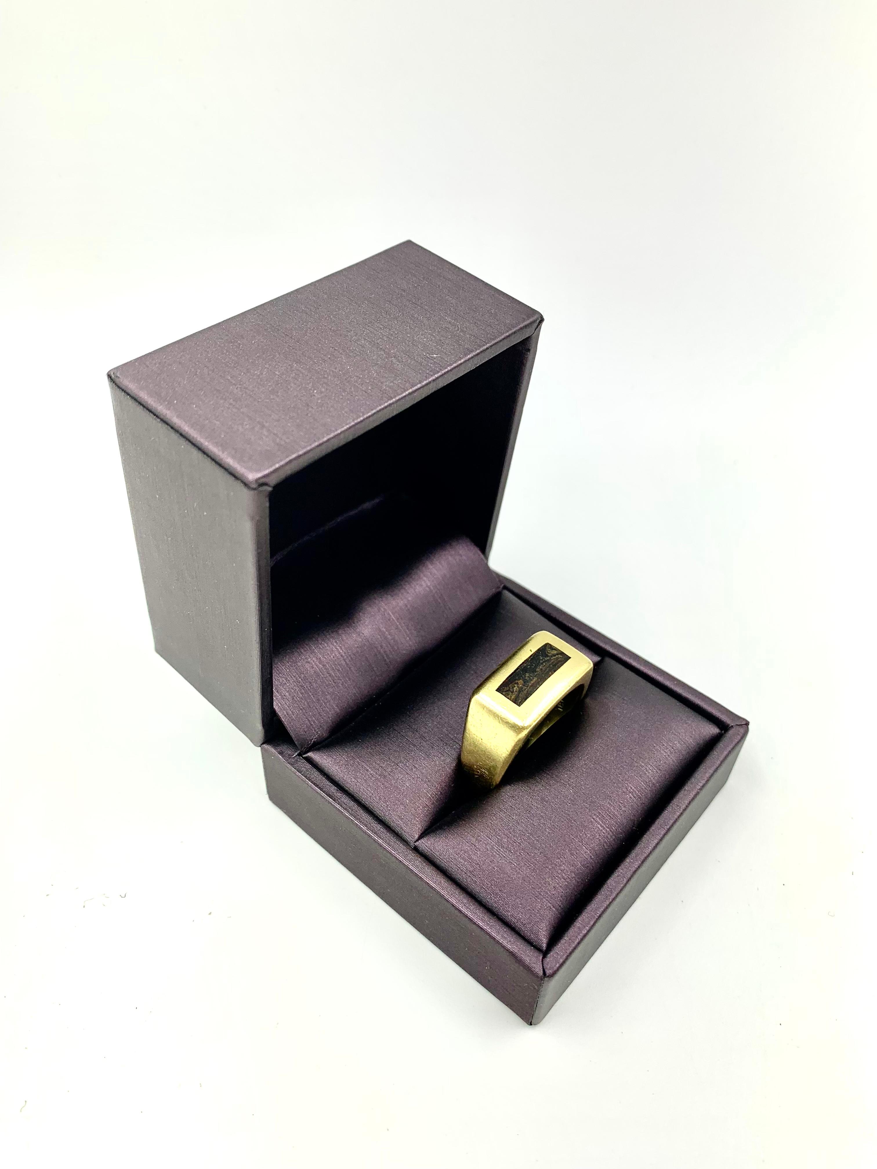 Vintage 1970's Modernist Heavy Solid 18K Gold and Wood Signet Ring For Sale 2