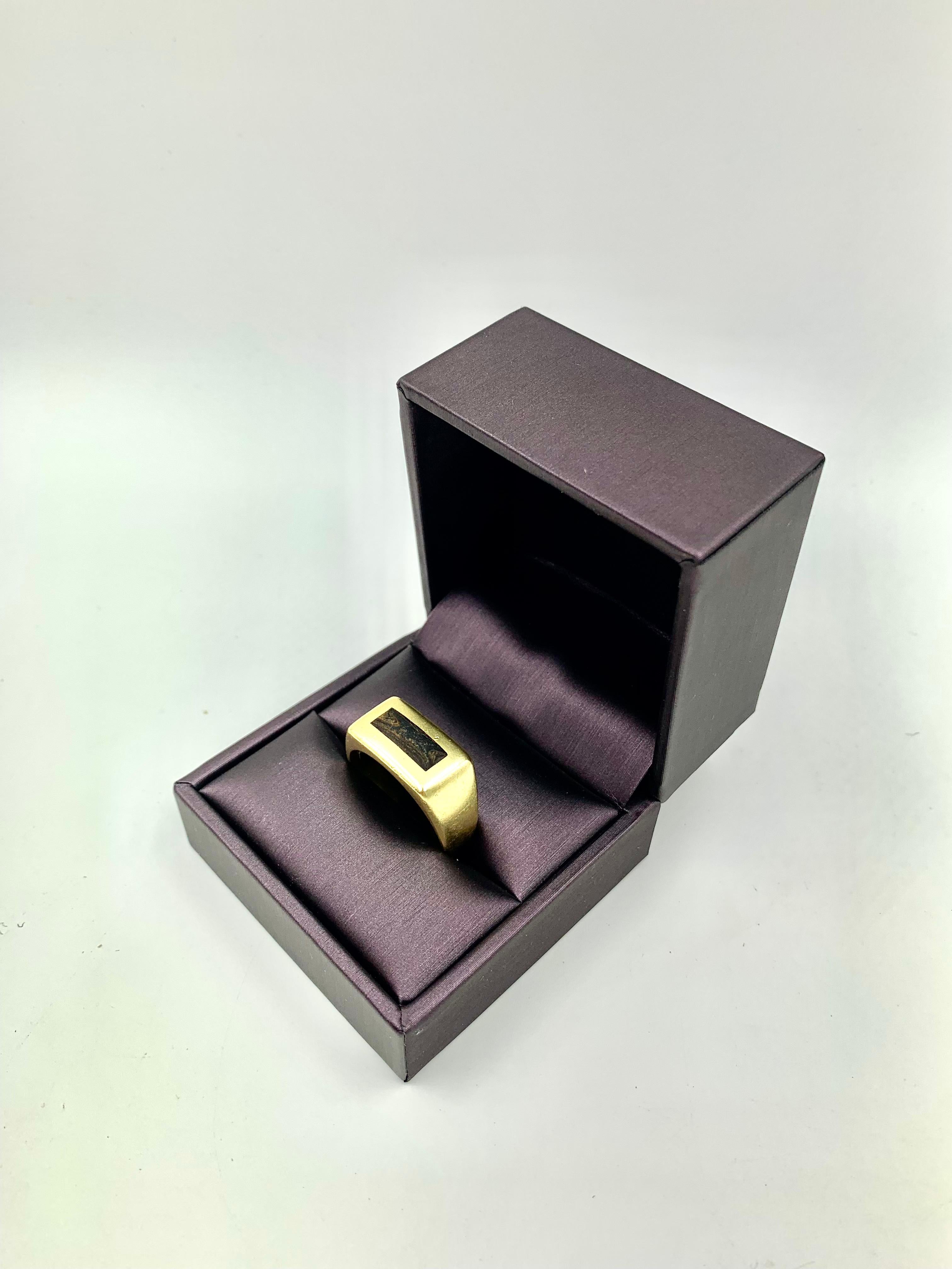 Vintage 1970's Modernist Heavy Solid 18K Gold and Wood Signet Ring For Sale 3