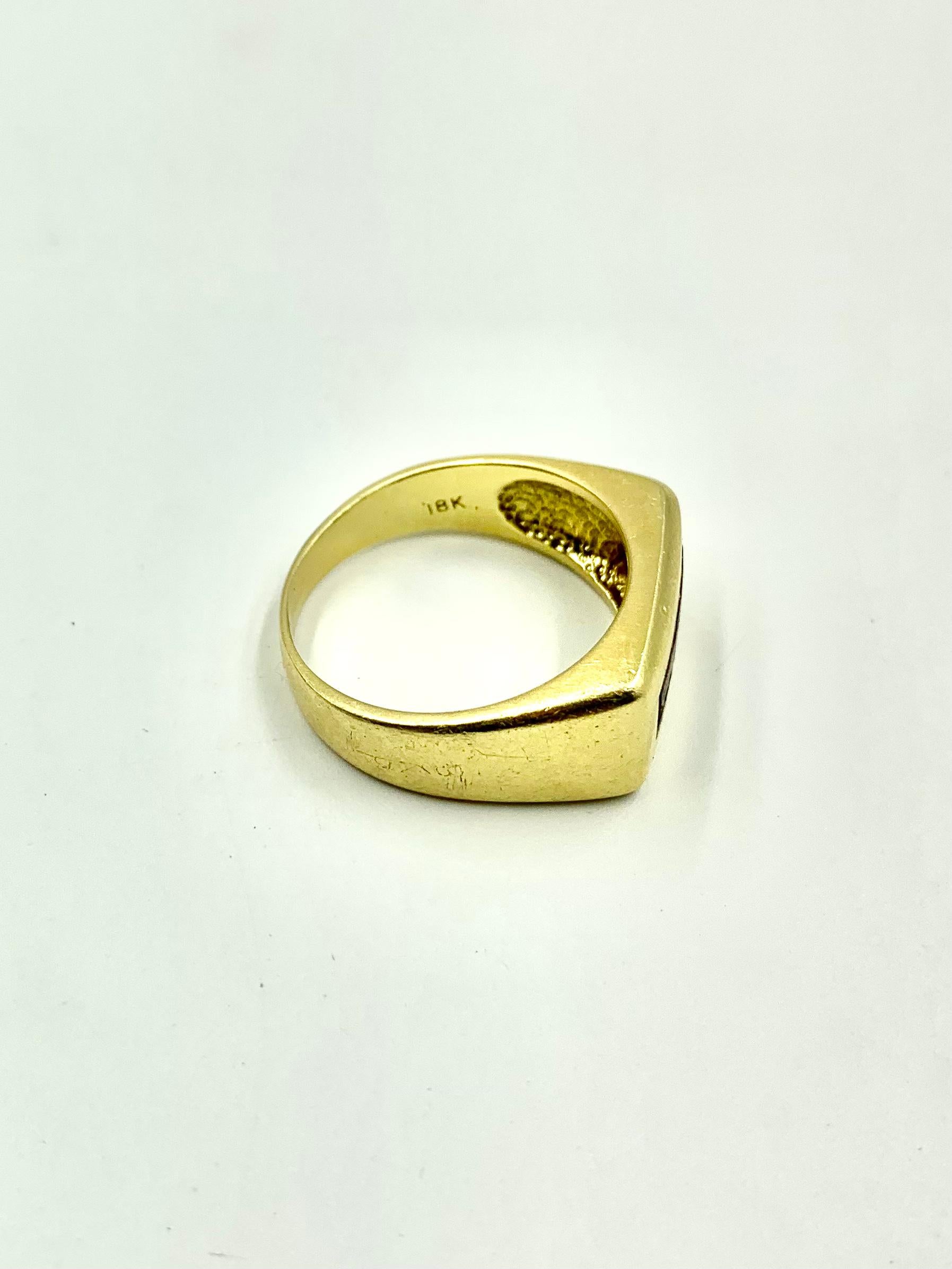 Vintage 1970's Modernist Heavy Solid 18K Gold and Wood Signet Ring In Good Condition For Sale In New York, NY