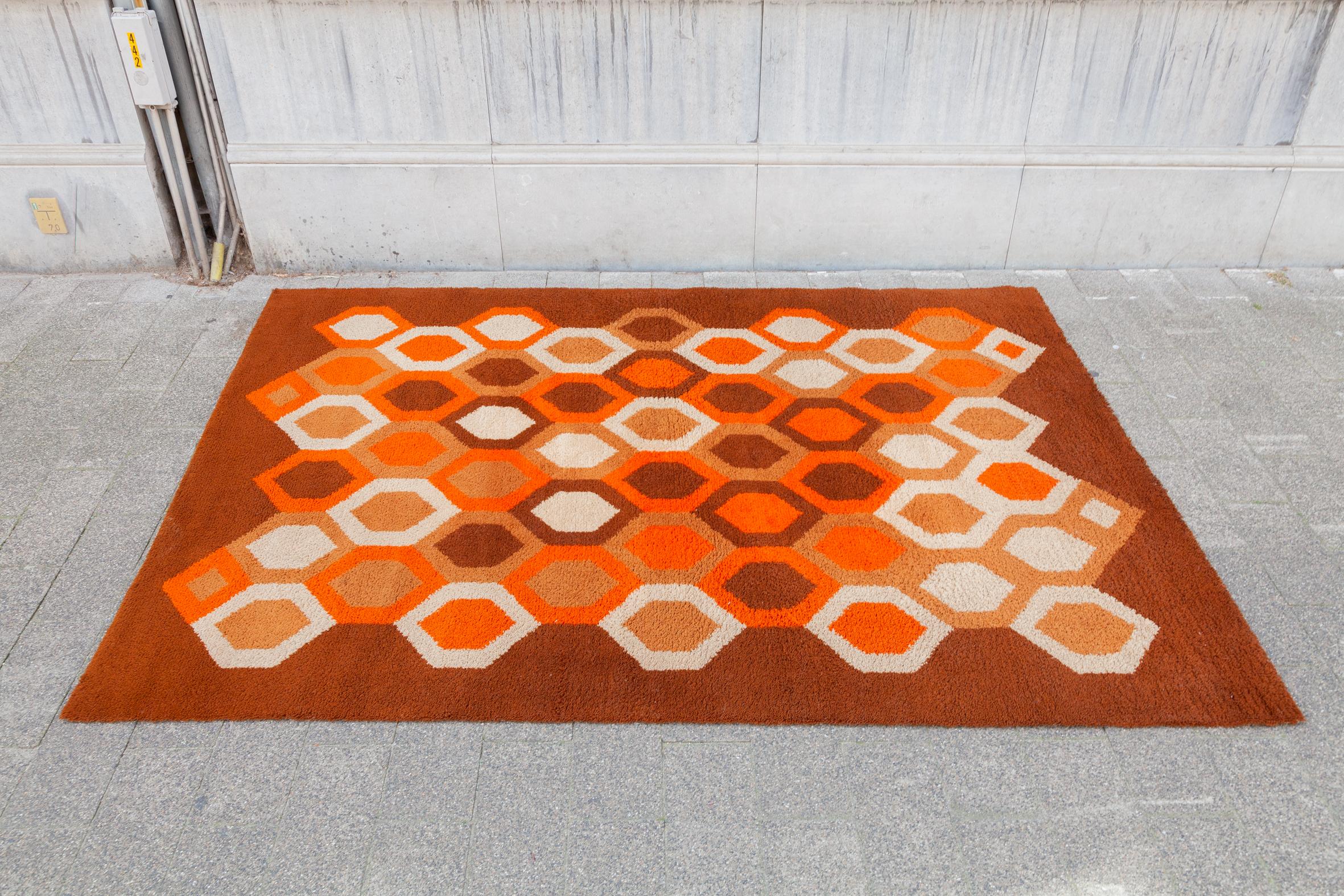 Modernist brown,orange and ecru 1970s rug.This Beautiful rug is in a lovely vintage condition would fit well in any home with 1970s decor or in combination with modern midcentury interior. 
Origin: Germany Desso material: Wool-mix