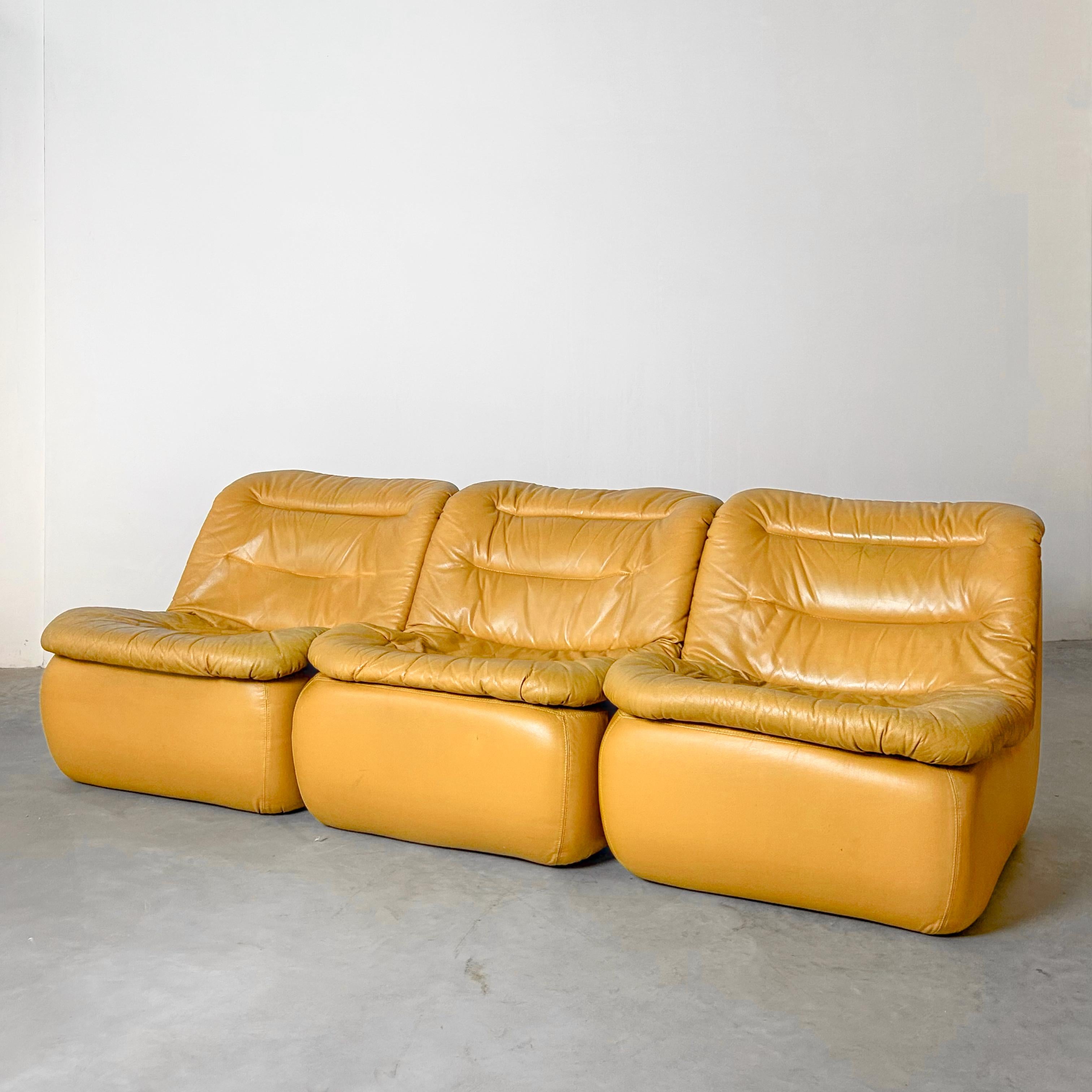 Vintage 1970s Modular Sofa Piece in Leather – Priced per Section (Moderne der Mitte des Jahrhunderts) im Angebot