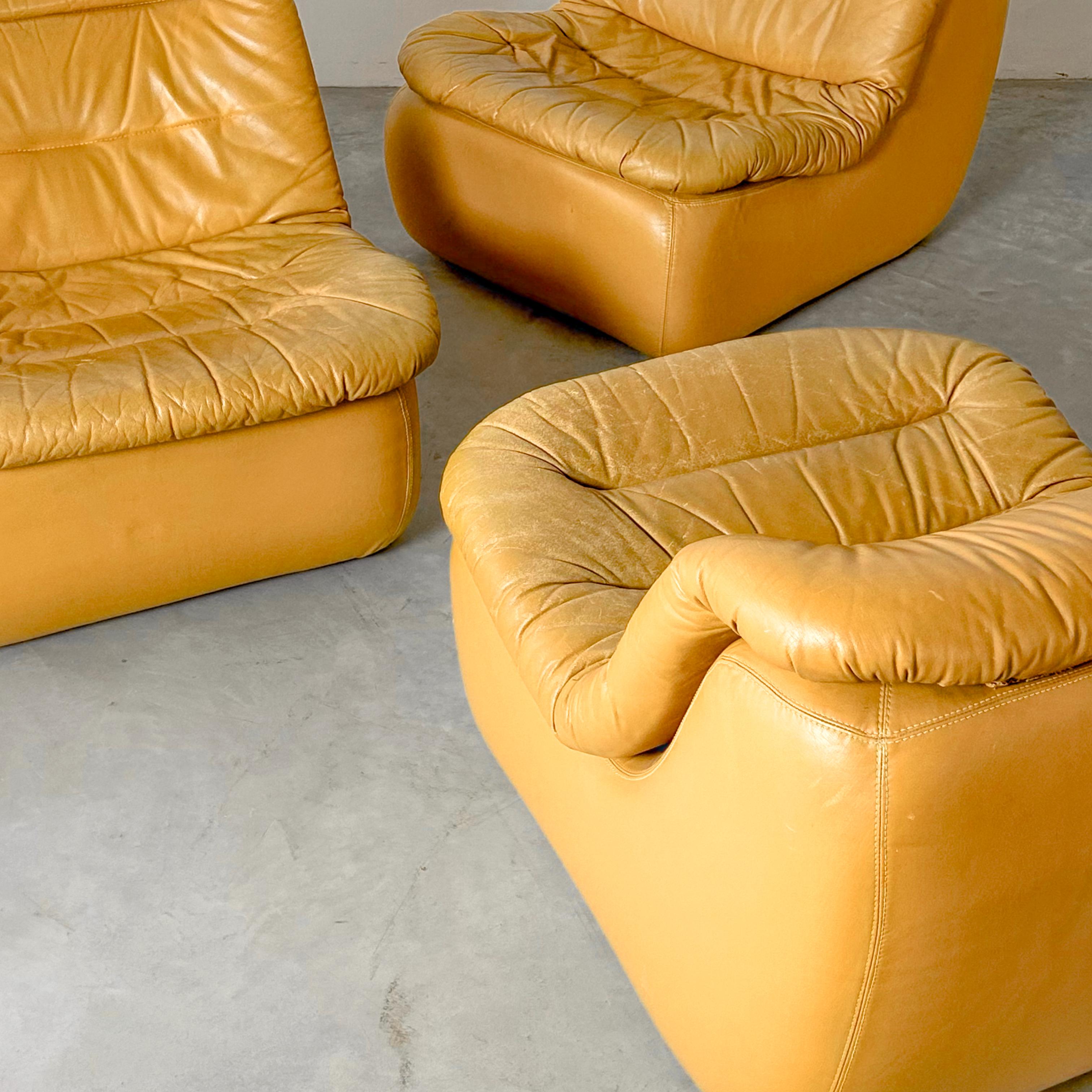 Vintage 1970s Modular Sofa Piece in Leather – Priced per Section (Ende des 20. Jahrhunderts) im Angebot