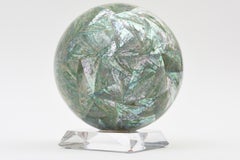 Sculpture vintage des années 1970 représentant une sphère en nacre sur un socle en Lucite