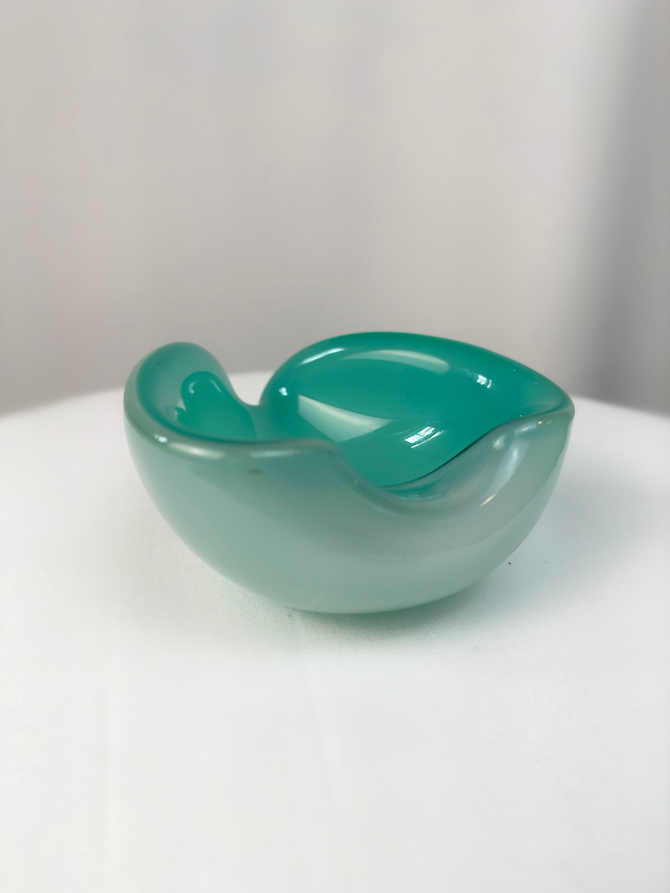  Vintage Murano Glass dish, attributed to Archimede Seguso from the 1970s

The dish been expertly handcrafted from two layers of glass—one in turquoise and the other in white. This technique bestows the dish with a captivating sense of depth,