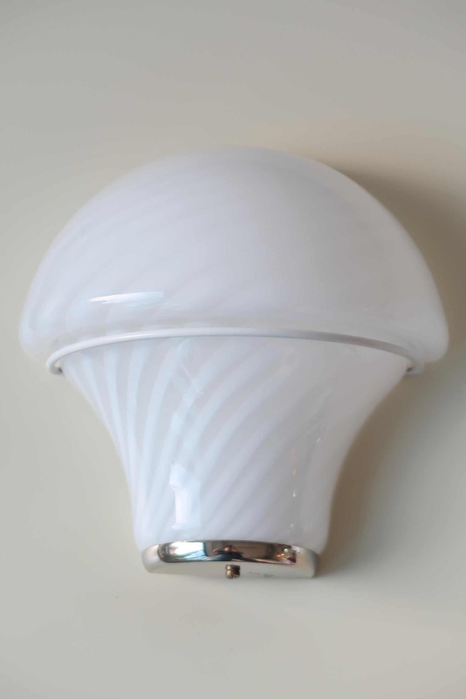 Single beautiful vintage Murano wall lamp in white glass with swirl pattern and white fitting. Mouth blown in mushroom shape. Perfect Size for your entryway, in the kitchen or as a night light in the children's room. Handmade in Italy, 1970s. H:20cm