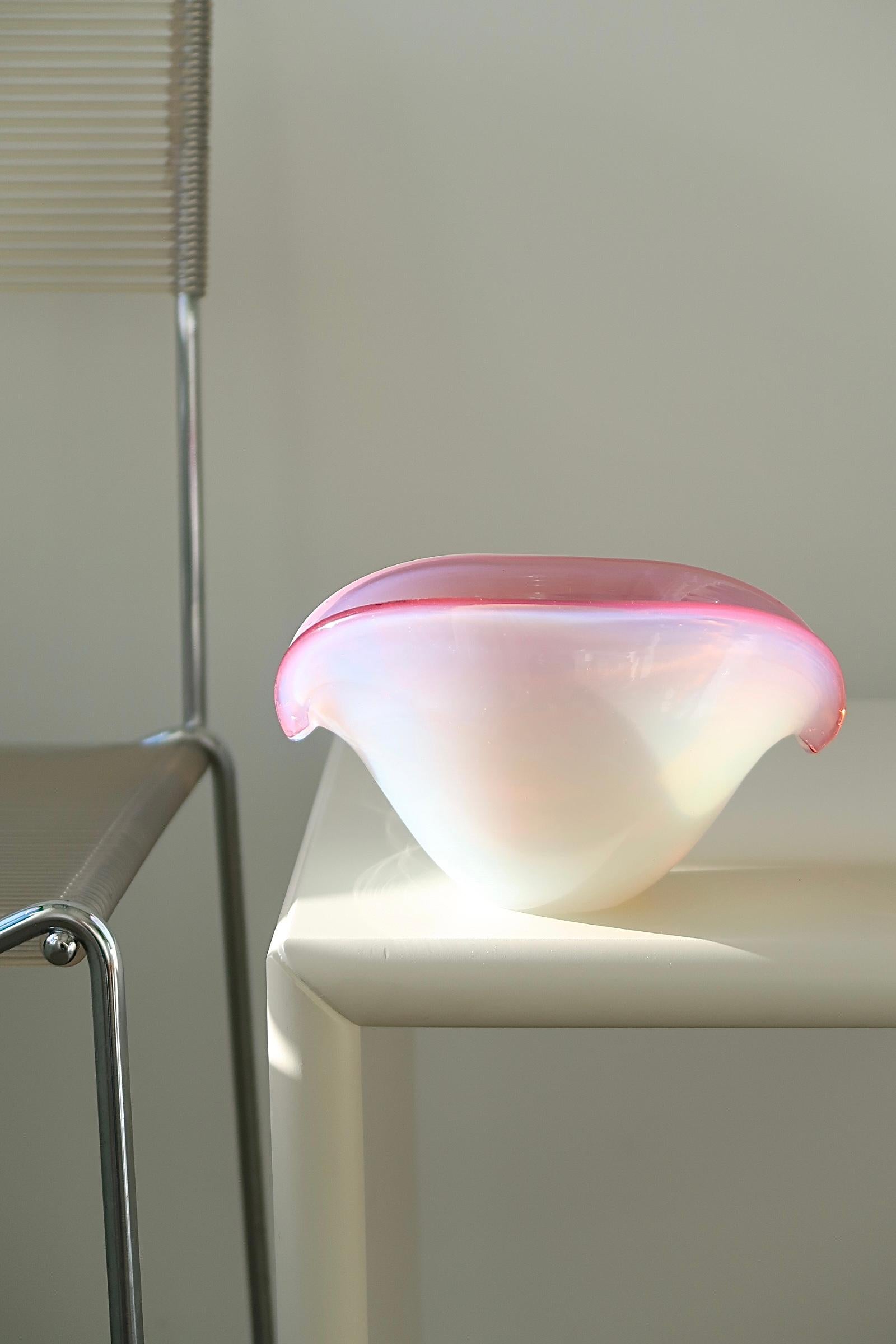 Vintage Murano clam bowl in pink and white shades. Mouth blown in opal glass in the shape of a clam. The bowl has two bases and can therefore both stand upright or rest on its side. Handmade in Italy, 1960/70s, and has hints of original Murano