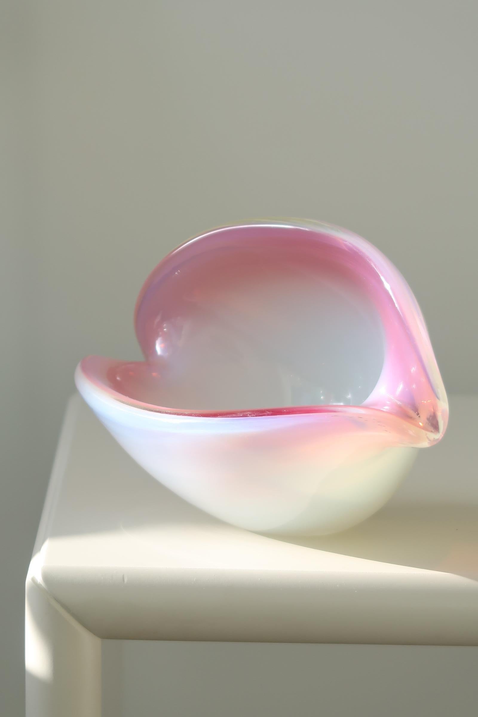 Vintage 1970s Murano Pink Opal Shell Clam Bowl Mouth Blown Glass For Sale 1