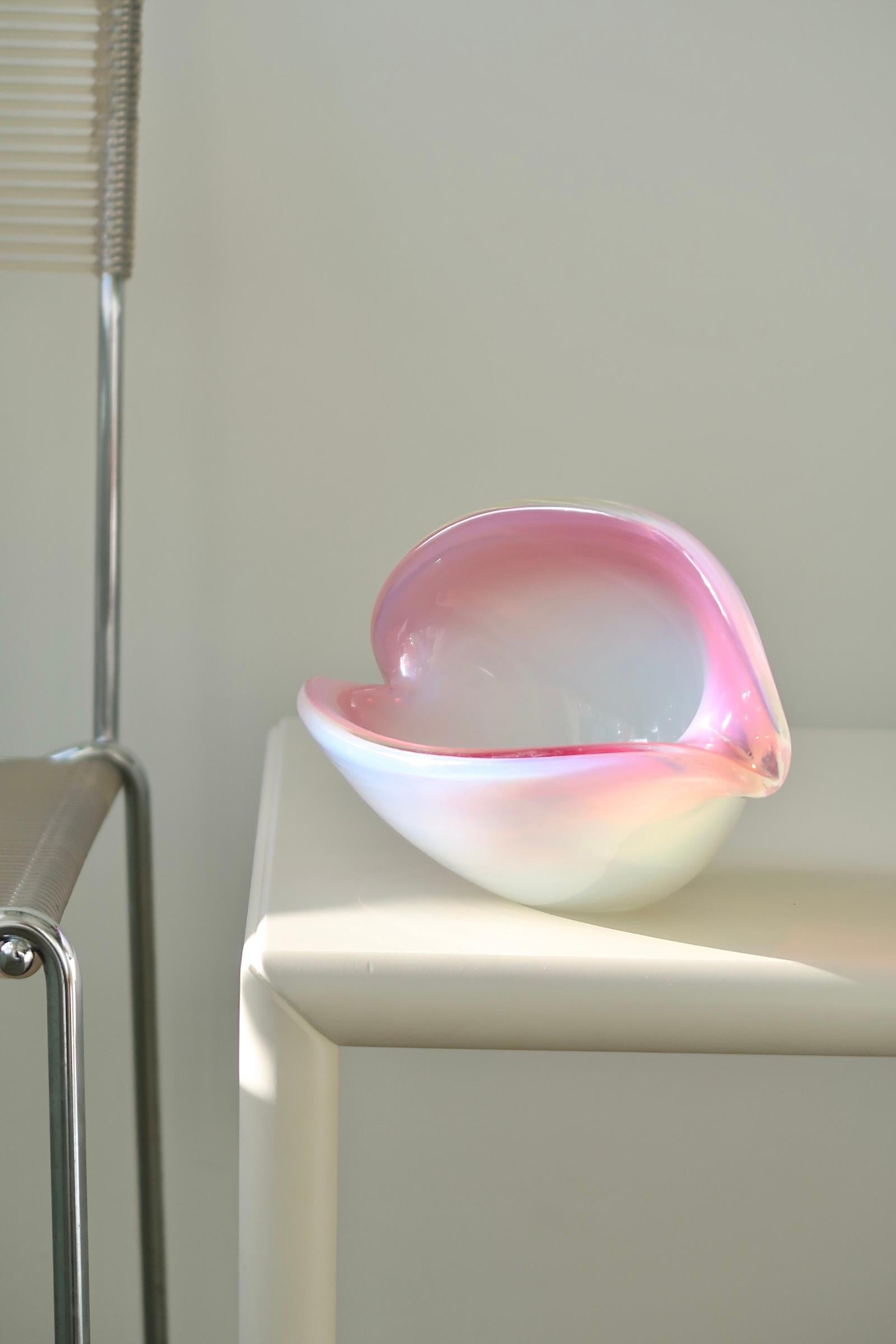 Vintage 1970 Murano rose opal shell clam bowl mouth blown glass en vente 2