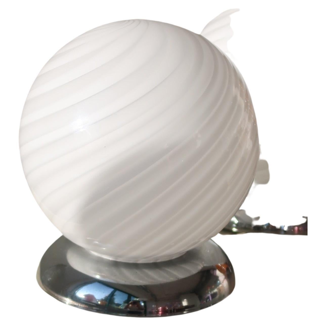 Vintage 1970 Murano White Swirl Table Lamp with chrome Base Original en vente