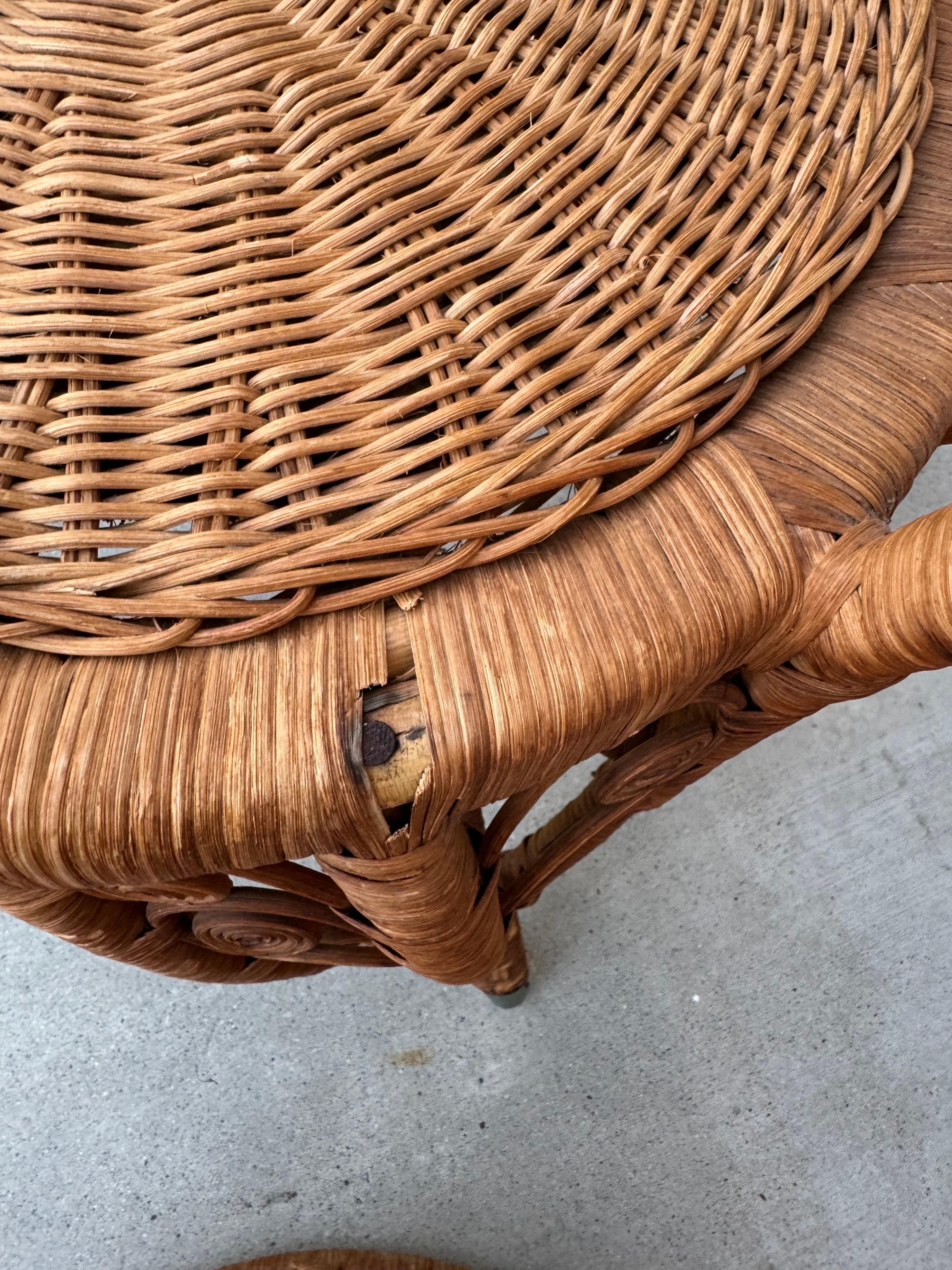 Sedie pavone in vimini naturale vintage degli anni '70 con tavolino - Set di 3 in vendita 6