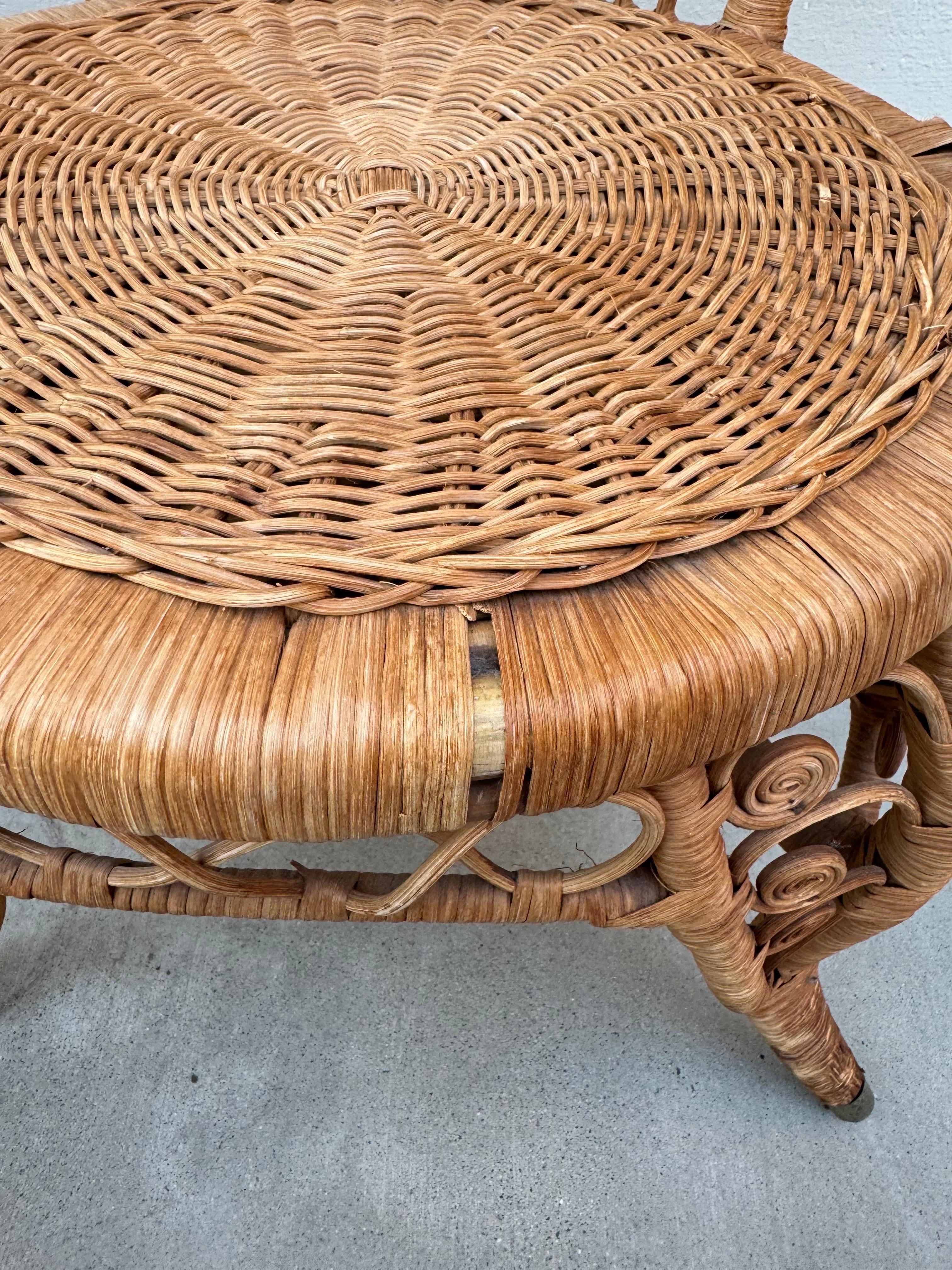 Sedie pavone in vimini naturale vintage degli anni '70 con tavolino - Set di 3 in vendita 8