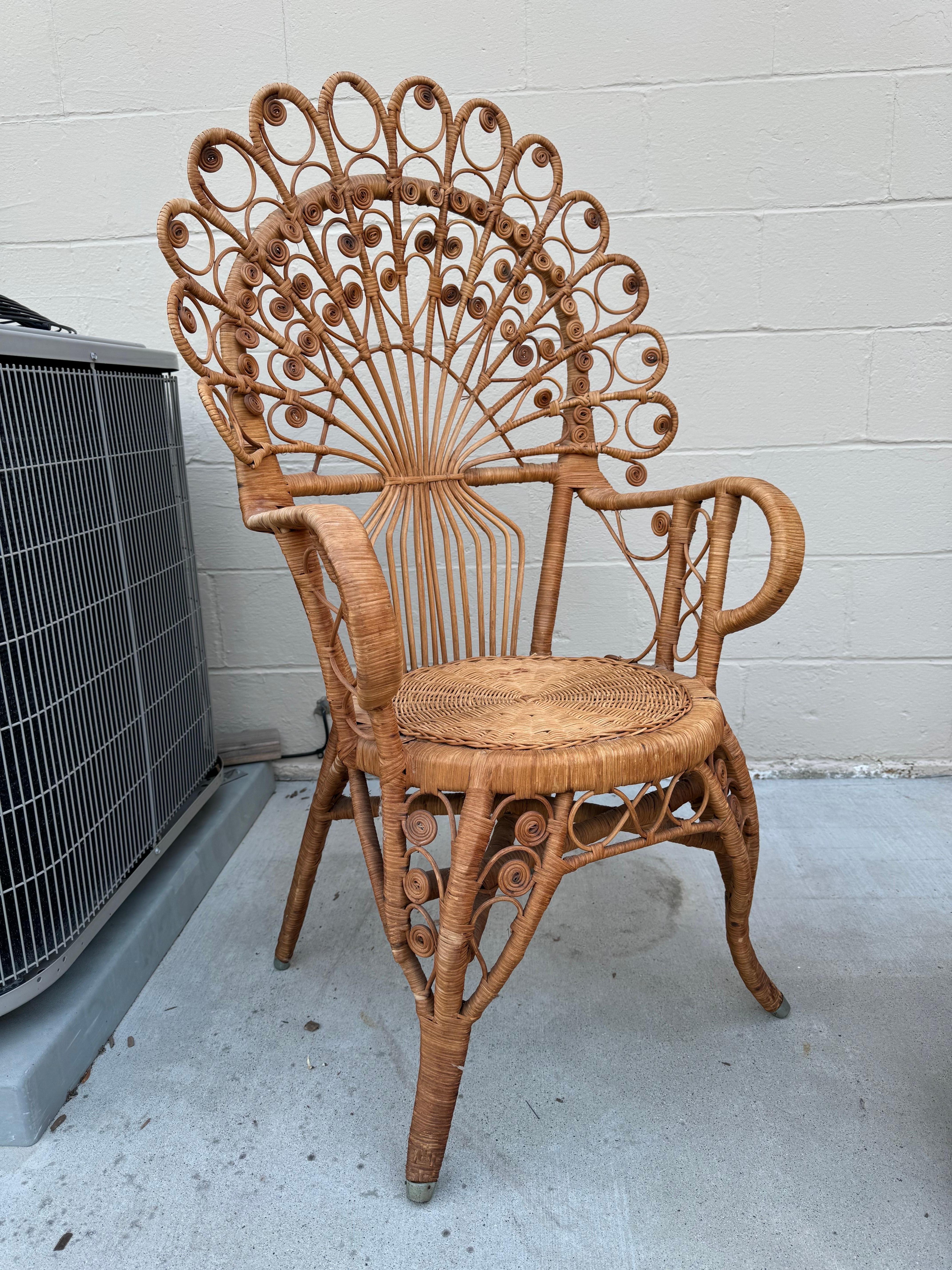 In vendita: Splendido set di sedie in vimini con tavolino/sgabello abbinato

Trasforma il tuo spazio con questo splendido set di tre sedie in vimini con pavone e un tavolino o sgabello abbinato. Con il loro design intricato e la patina naturale