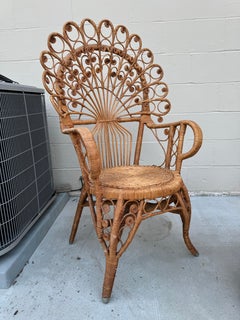 Vintage 1970er Jahre Natürliche Korbweide Pfauenstühle mit Beistelltisch mit Beistelltisch - 3er-Set