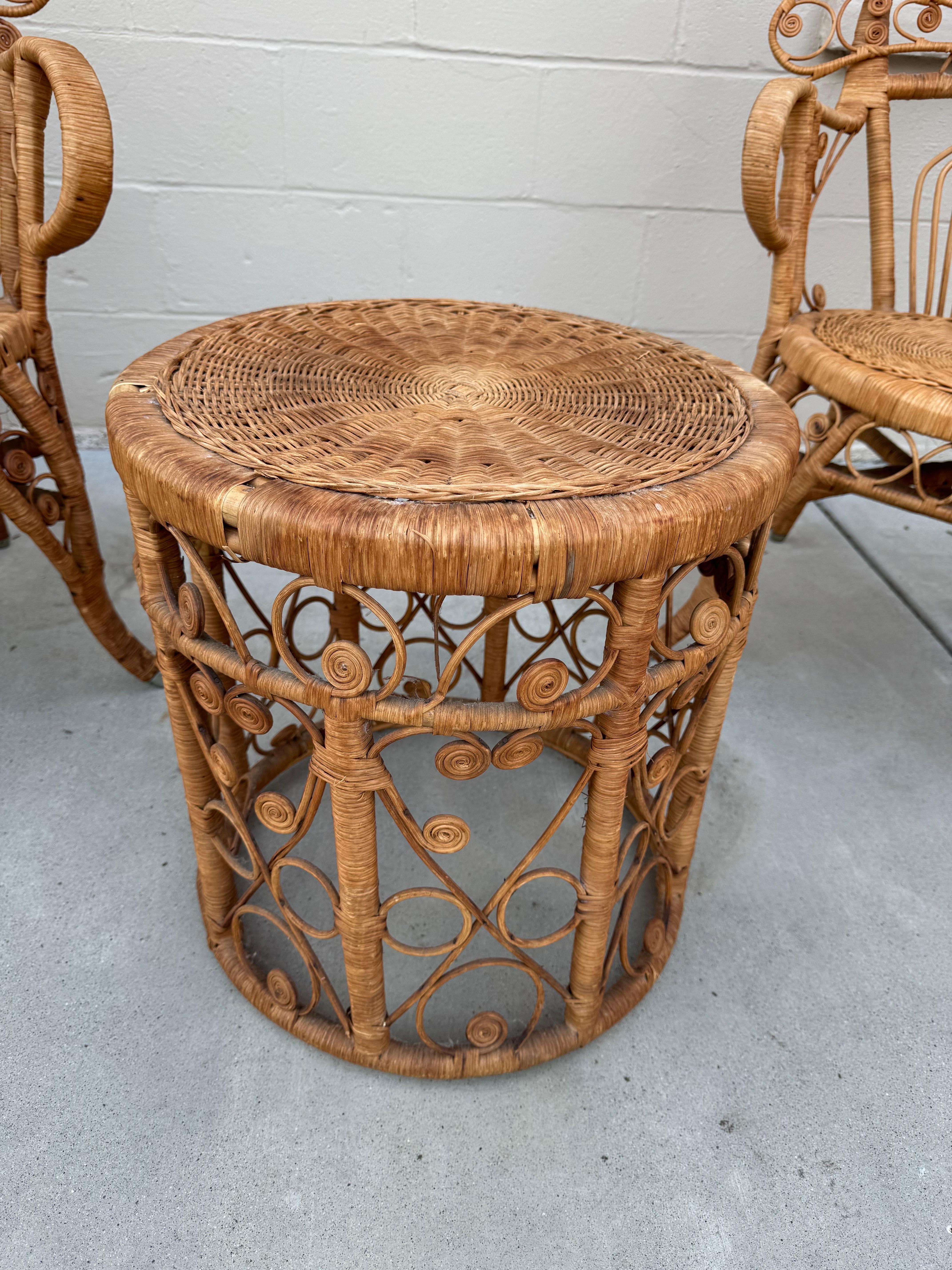 Bohémien Sedie pavone in vimini naturale vintage degli anni '70 con tavolino - Set di 3 in vendita