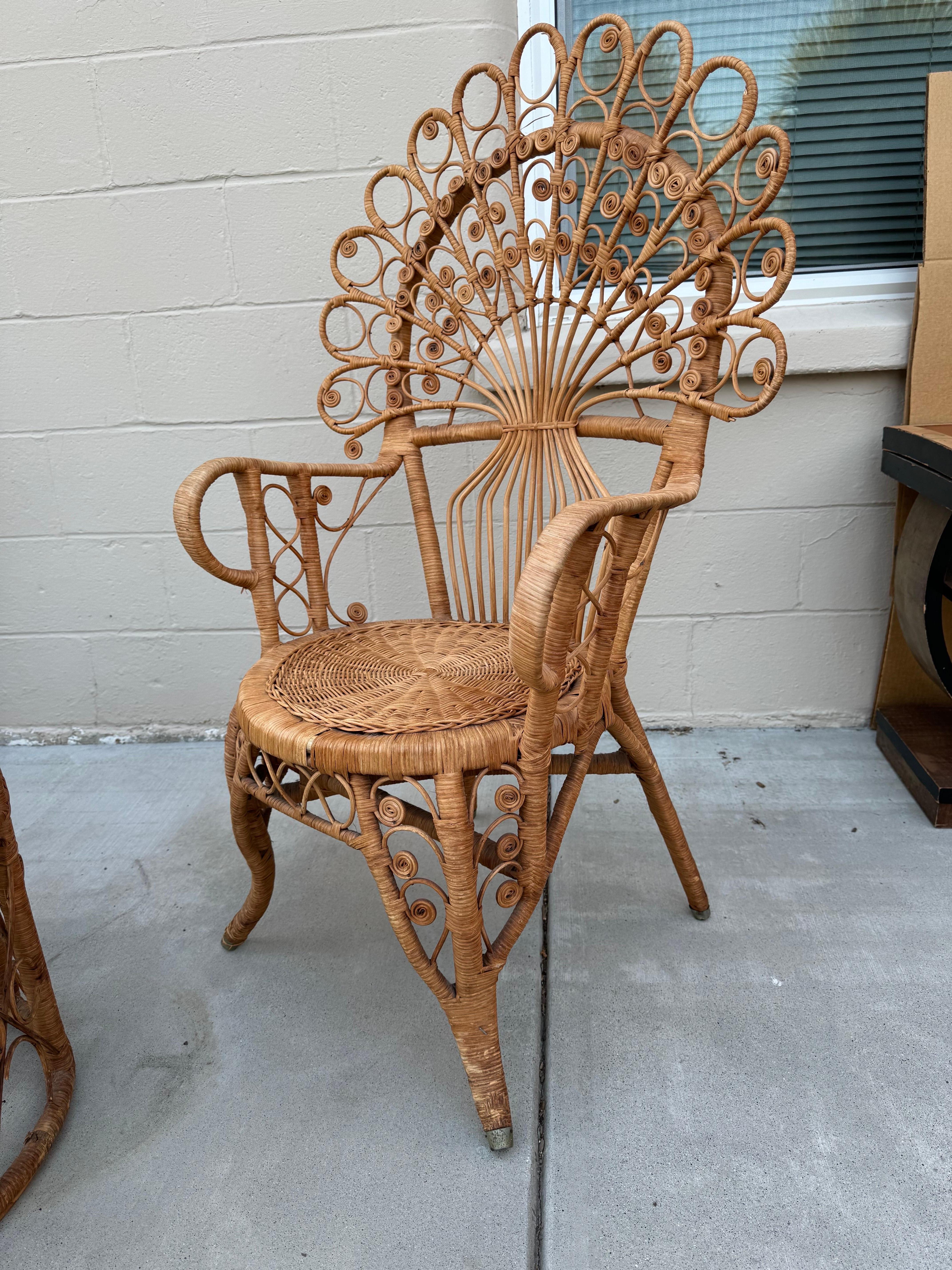 Sconosciuto Sedie pavone in vimini naturale vintage degli anni '70 con tavolino - Set di 3 in vendita