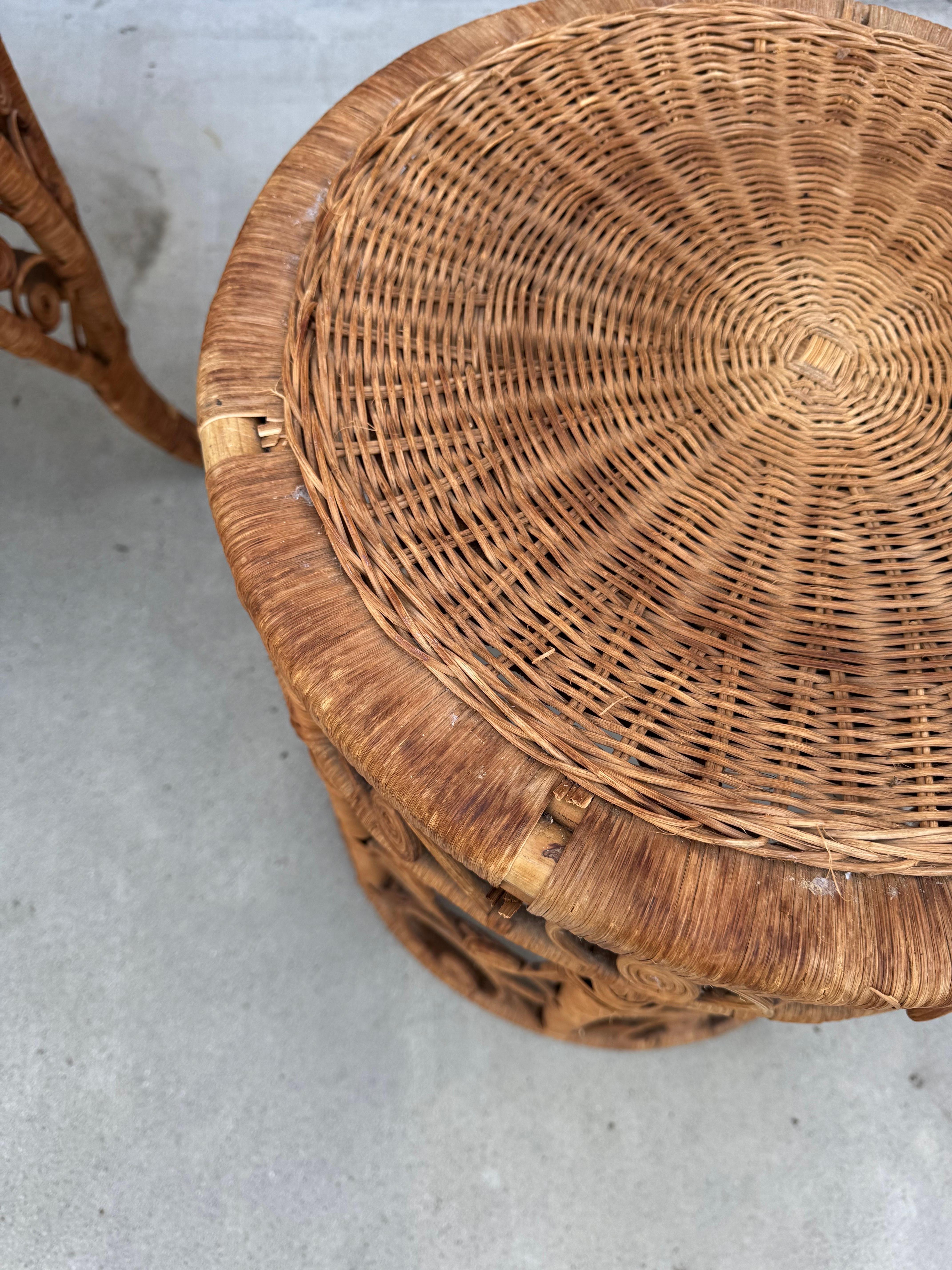 Vimini Sedie pavone in vimini naturale vintage degli anni '70 con tavolino - Set di 3 in vendita