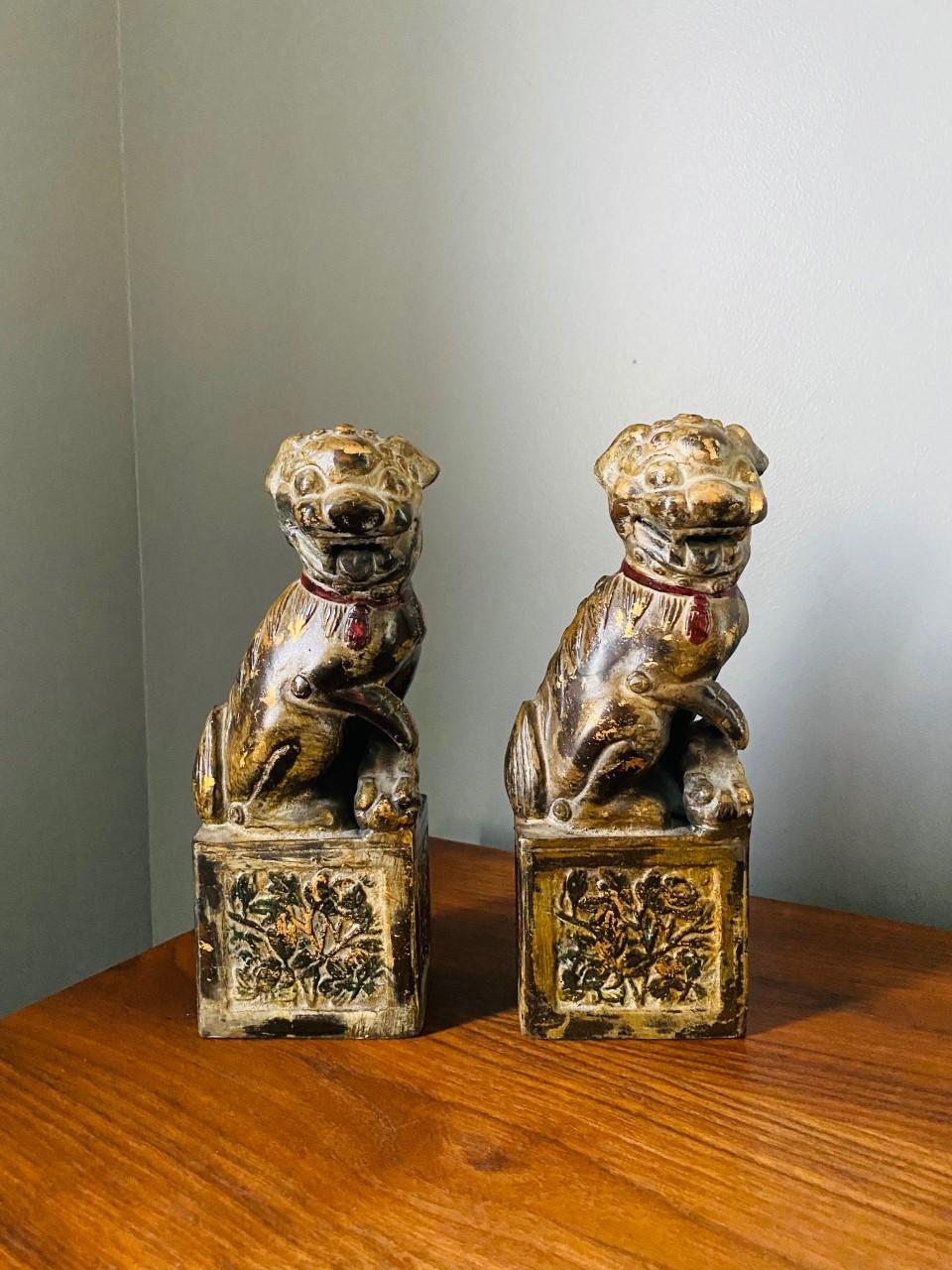 Incroyable paire de chiens en bronze vintage des années 1970 de Neiman Marcus Japan. Les lions gardiens, également connus sous le nom de komainu, shishi ou foo dogs, sont des créatures intimidantes, mythiques, ressemblant à des lions, que l'on