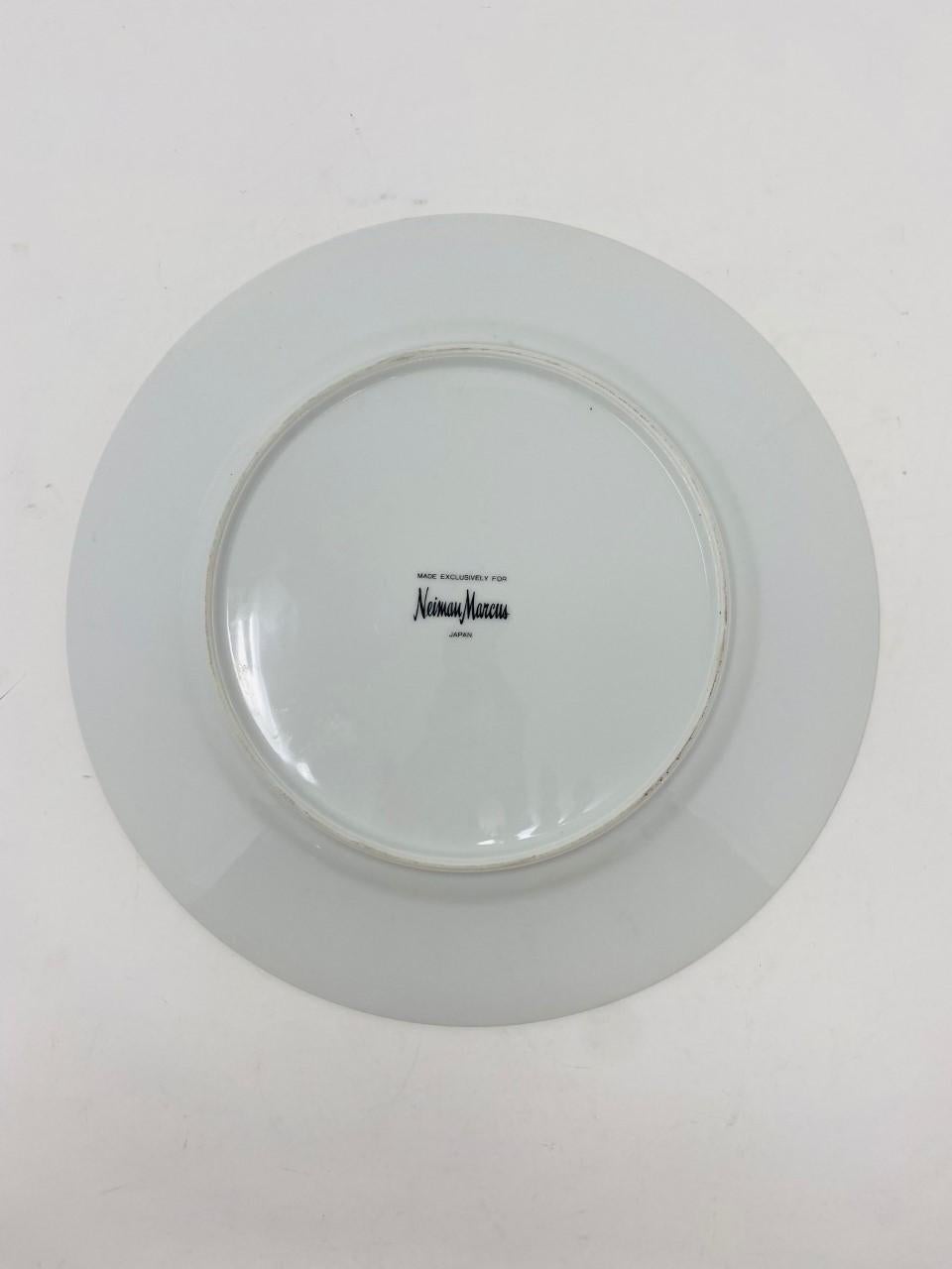 Service iconique de porcelaine de Chine en malachite. Ce set de 10 assiettes comprend 2 assiettes plates, 4 assiettes à salade et 4 assiettes à dessert. Le glamour des années 1970 à votre table. Ce service de porcelaine n'est pas seulement beau, il