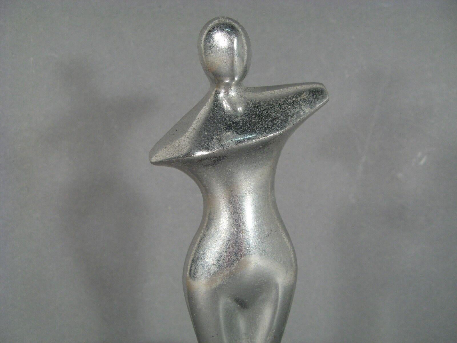 Escultura vintage de metal niquelado de los años 70 de una mujer estilizada -1Y87 5