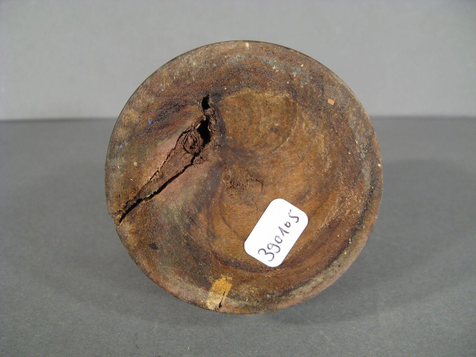 Esta cautivadora escultura vintage de metal niquelado de los años 70 de una mujer estilizada desprende elegancia y sencillez, encarnando la sensibilidad artística de la época. El diseño minimalista y las suaves curvas captan la esencia de la forma