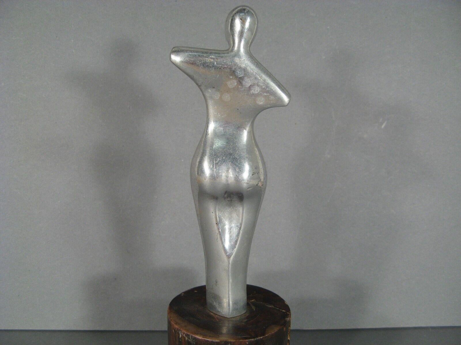 Escultura vintage de metal niquelado de los años 70 de una mujer estilizada -1Y87 Francés