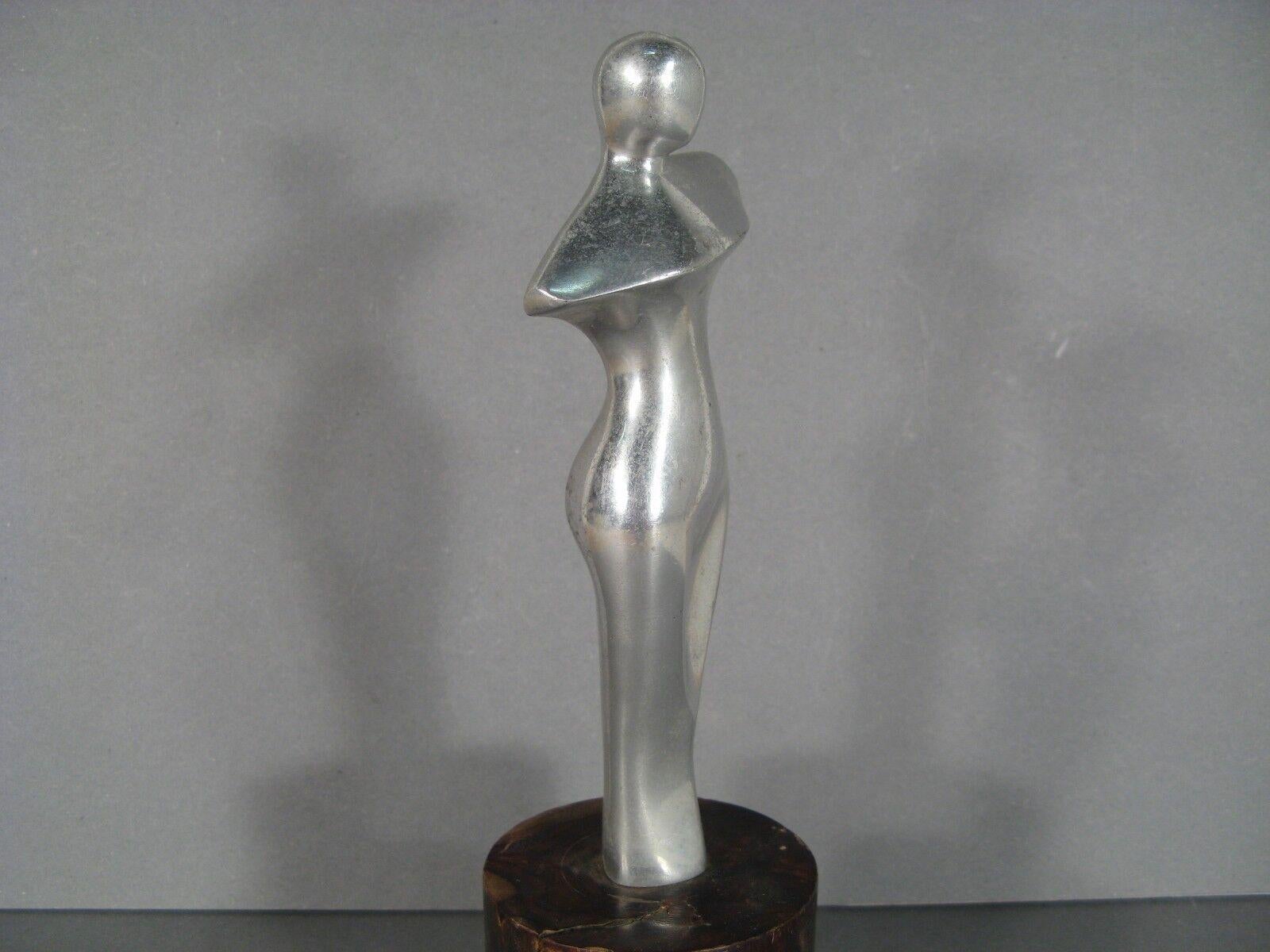 Escultura vintage de metal niquelado de los años 70 de una mujer estilizada -1Y87 finales del siglo XX