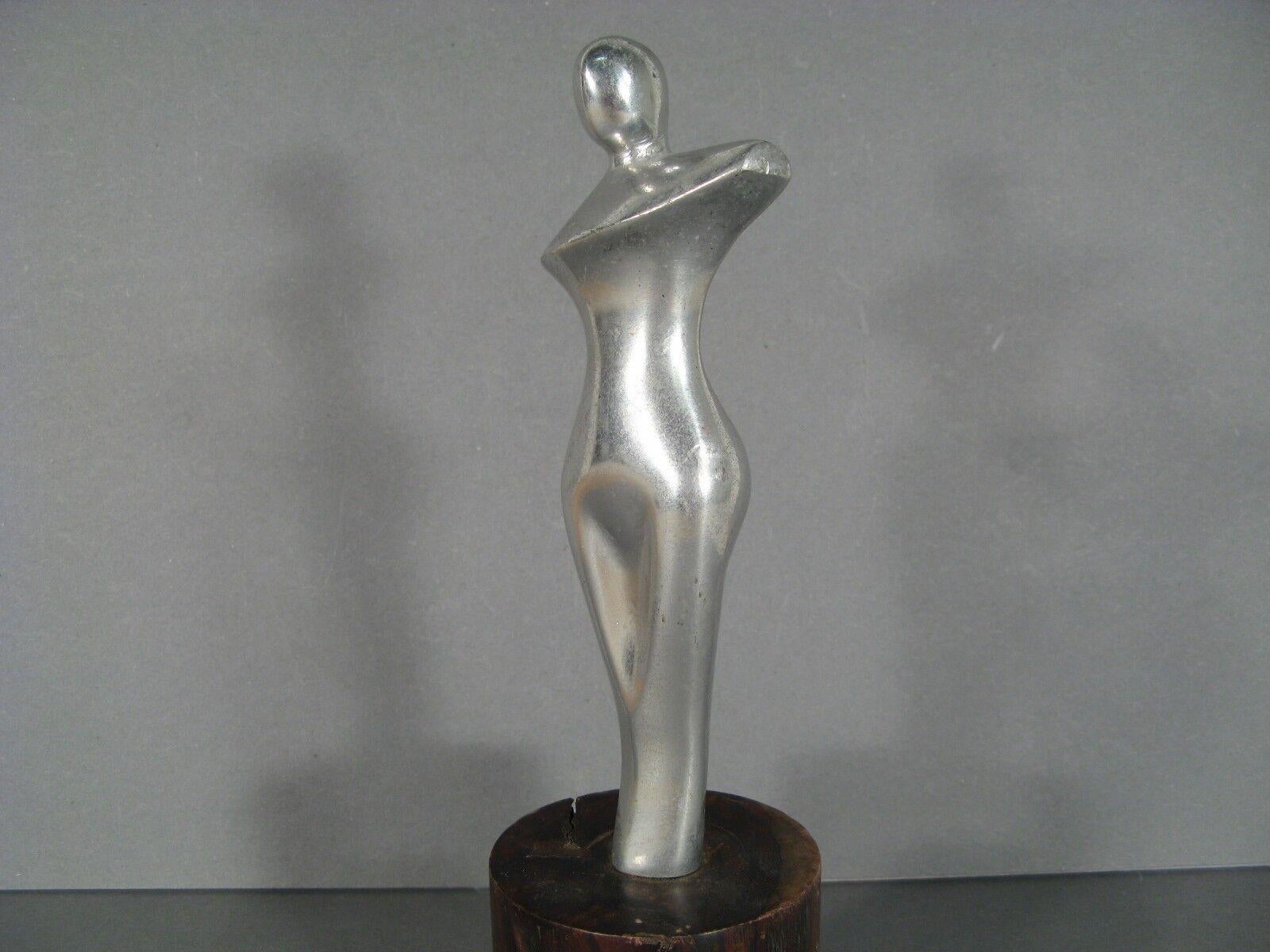 Escultura vintage de metal niquelado de los años 70 de una mujer estilizada -1Y87 Metal