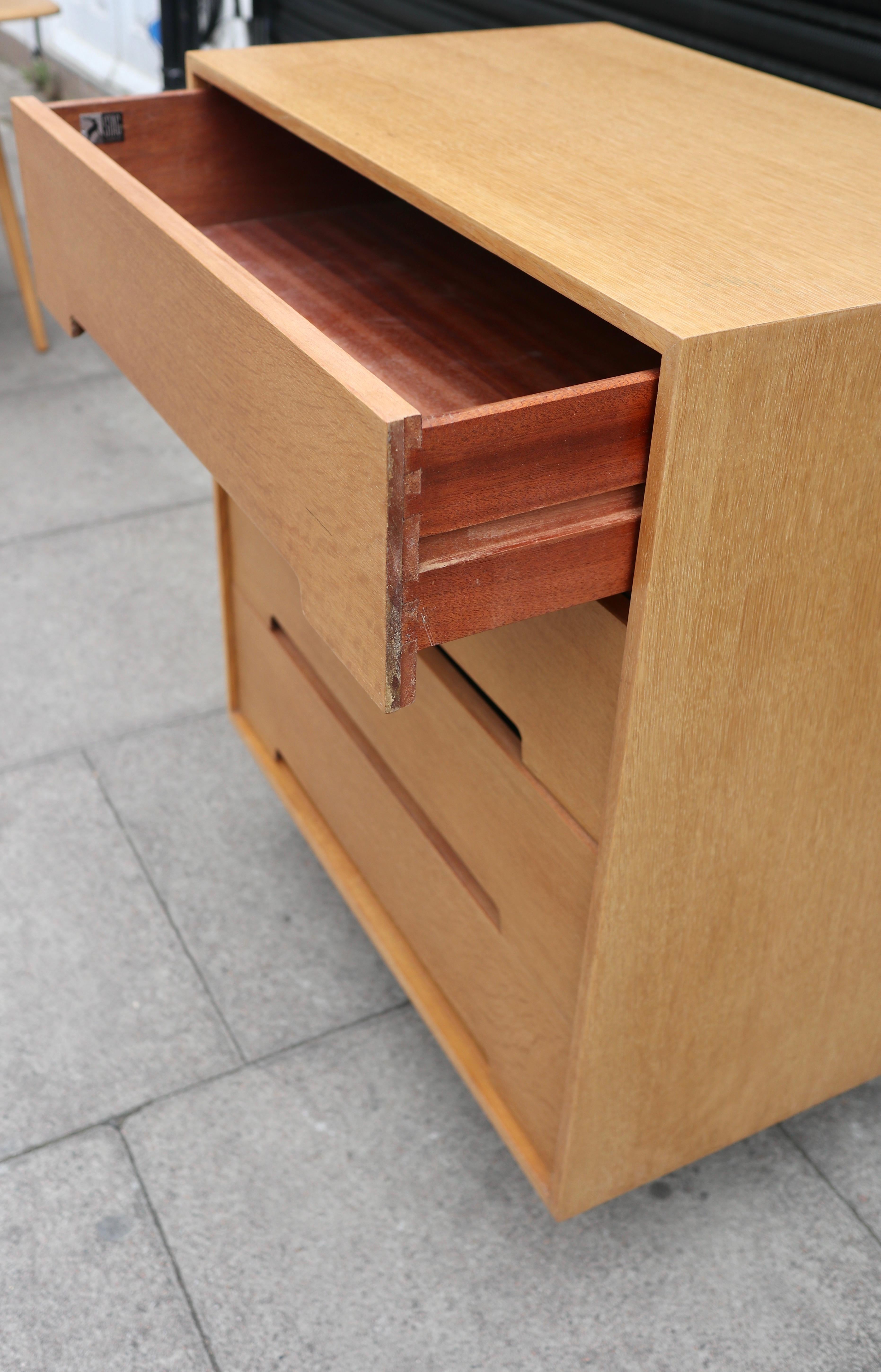 Vintage 1970s Oak veneered 'Stag C Range' chest of four drawers For Sale 7