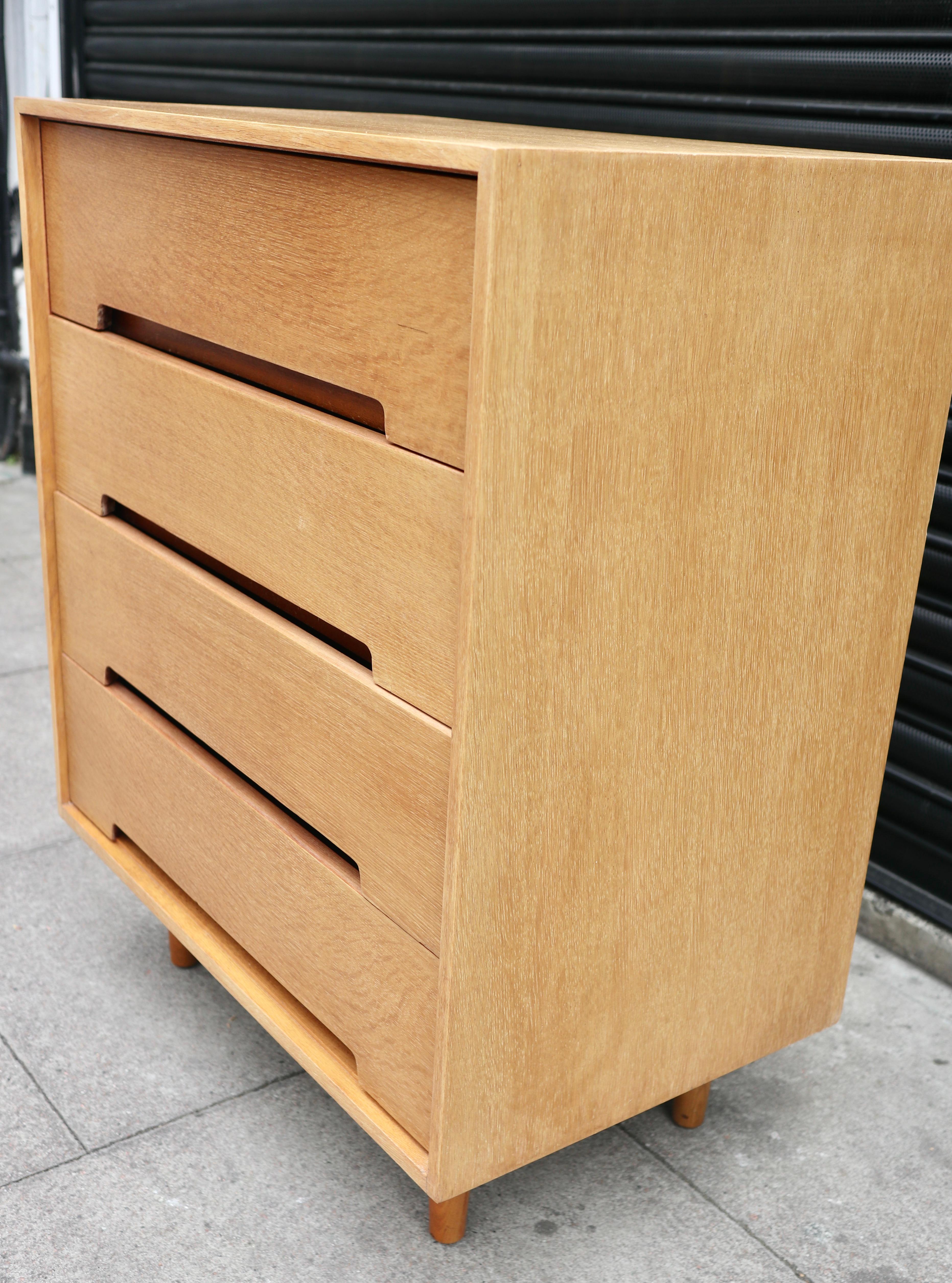 Vintage 1970s Oak veneered 'Stag C Range' chest of four drawers For Sale 9