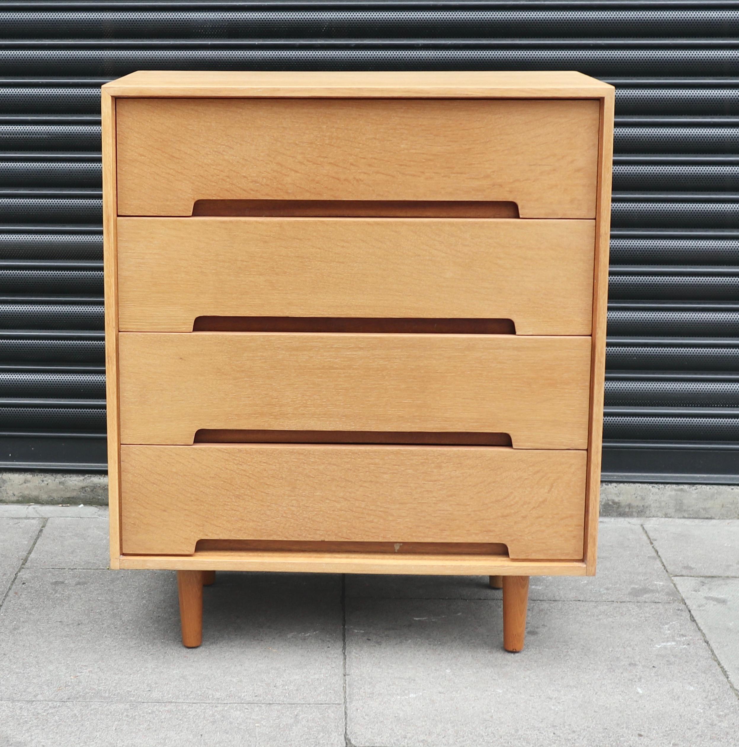 Vintage 1970s Oak veneered 'Stag C Range' chest of four drawers For Sale 10