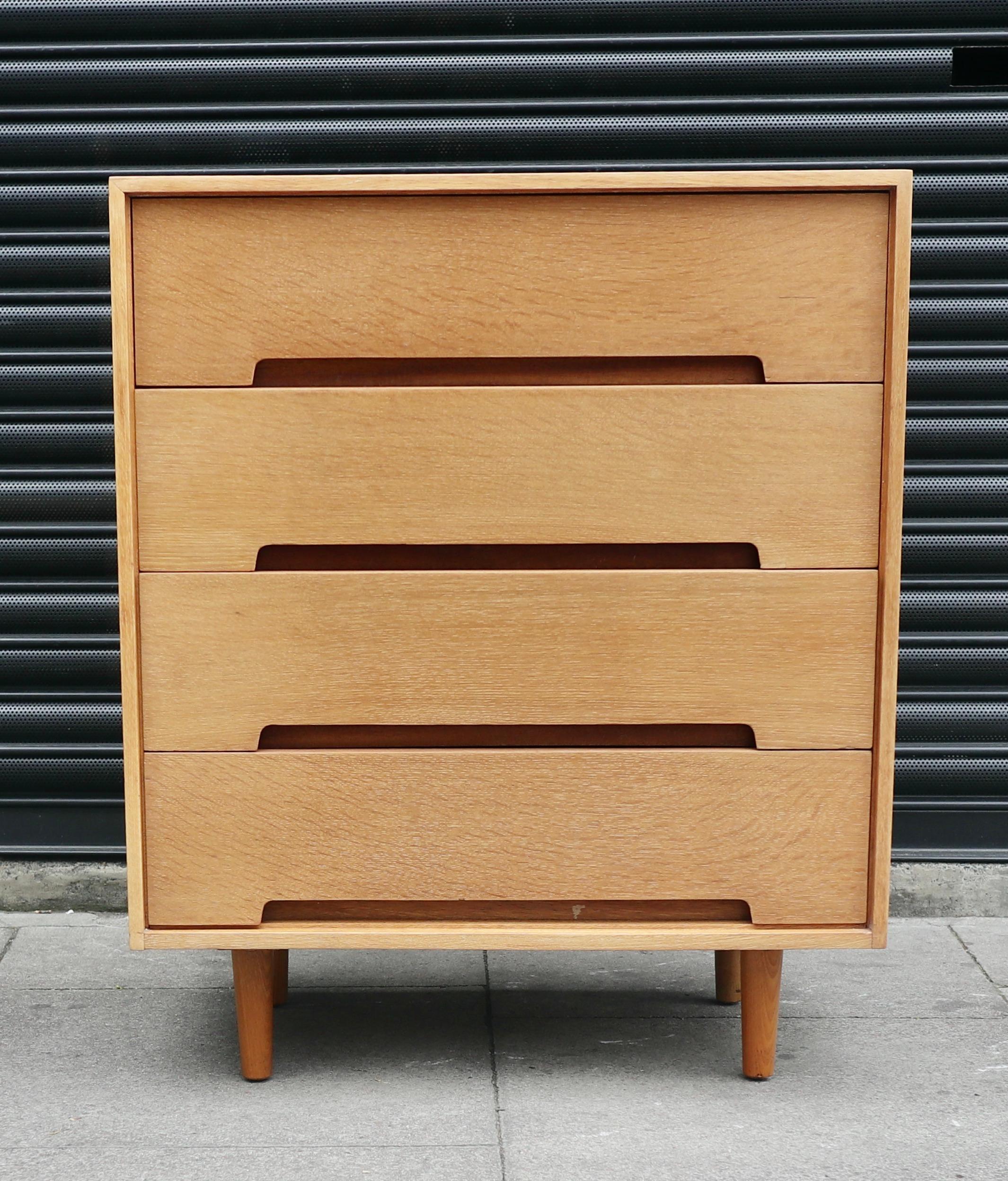 A stylish mid century; 1970s, oak veneered chest of drawers, featuring 4 drawers, on solid oak turned legs, designed by John & Sylvia Reid for Stag
from the 'C' range. This piece is in very good vintage condition, having cleaned and waxed. There are