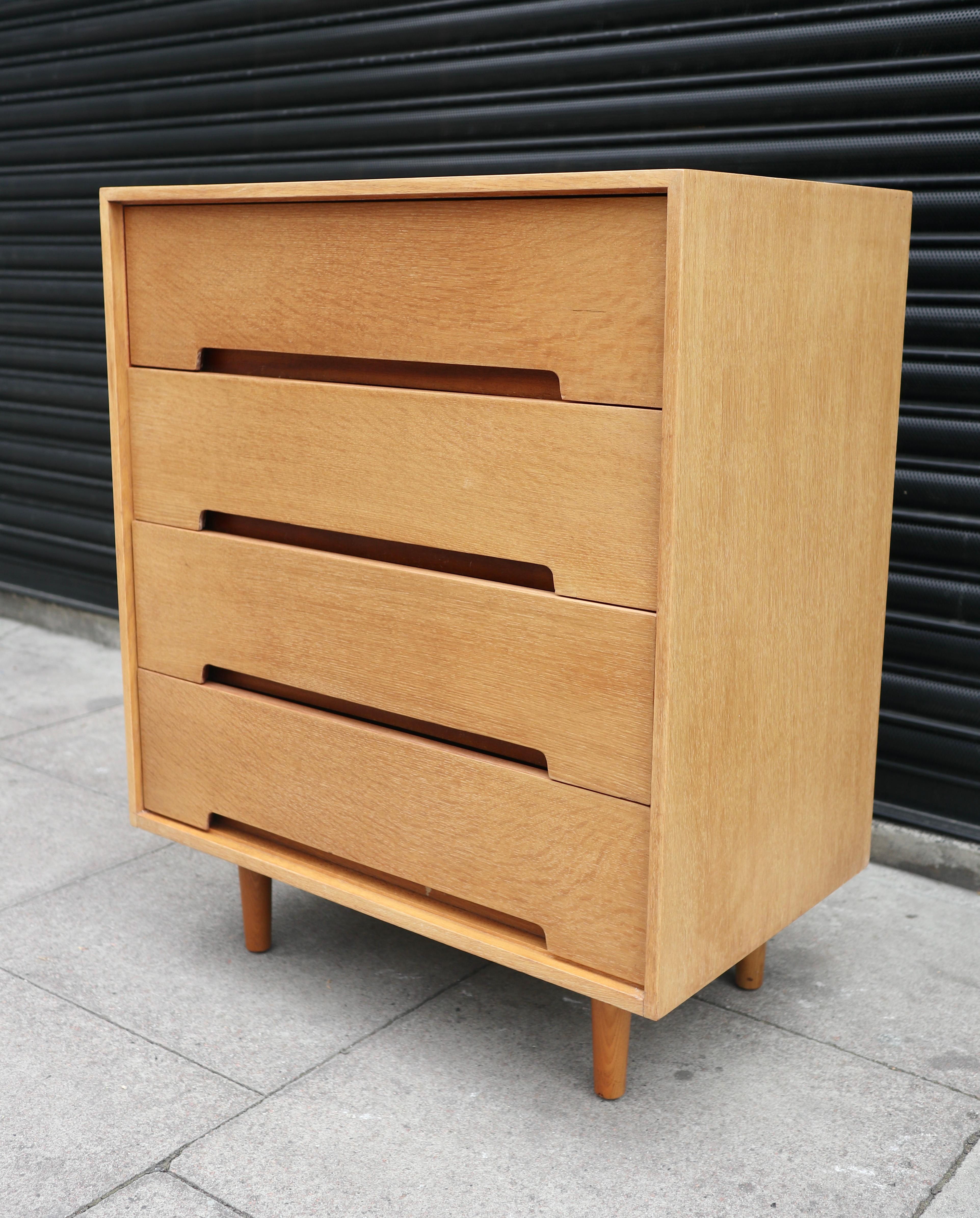 Mid-Century Modern Vintage 1970s Oak veneered 'Stag C Range' chest of four drawers For Sale