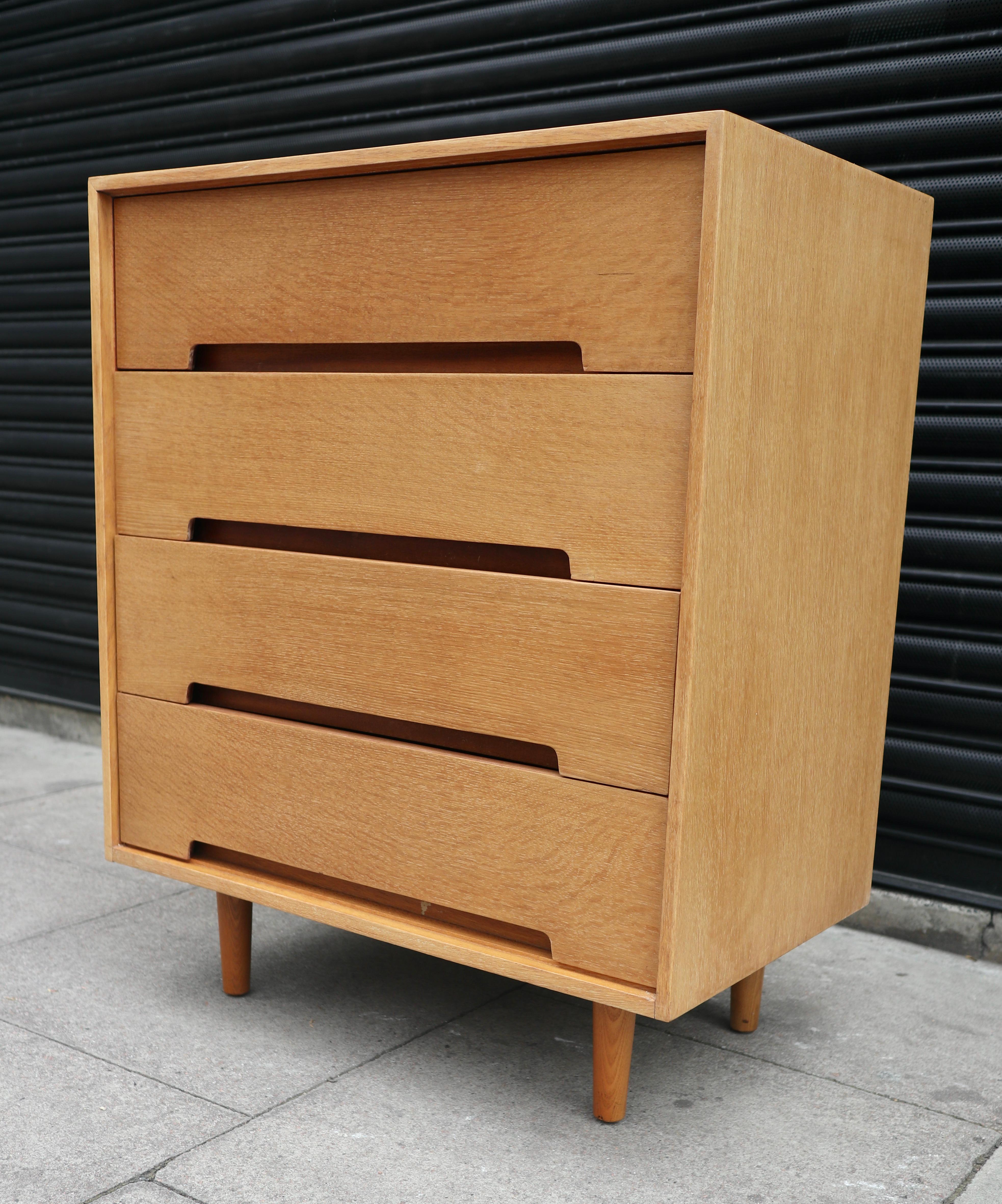 Vintage 1970s Oak veneered 'Stag C Range' chest of four drawers For Sale 3